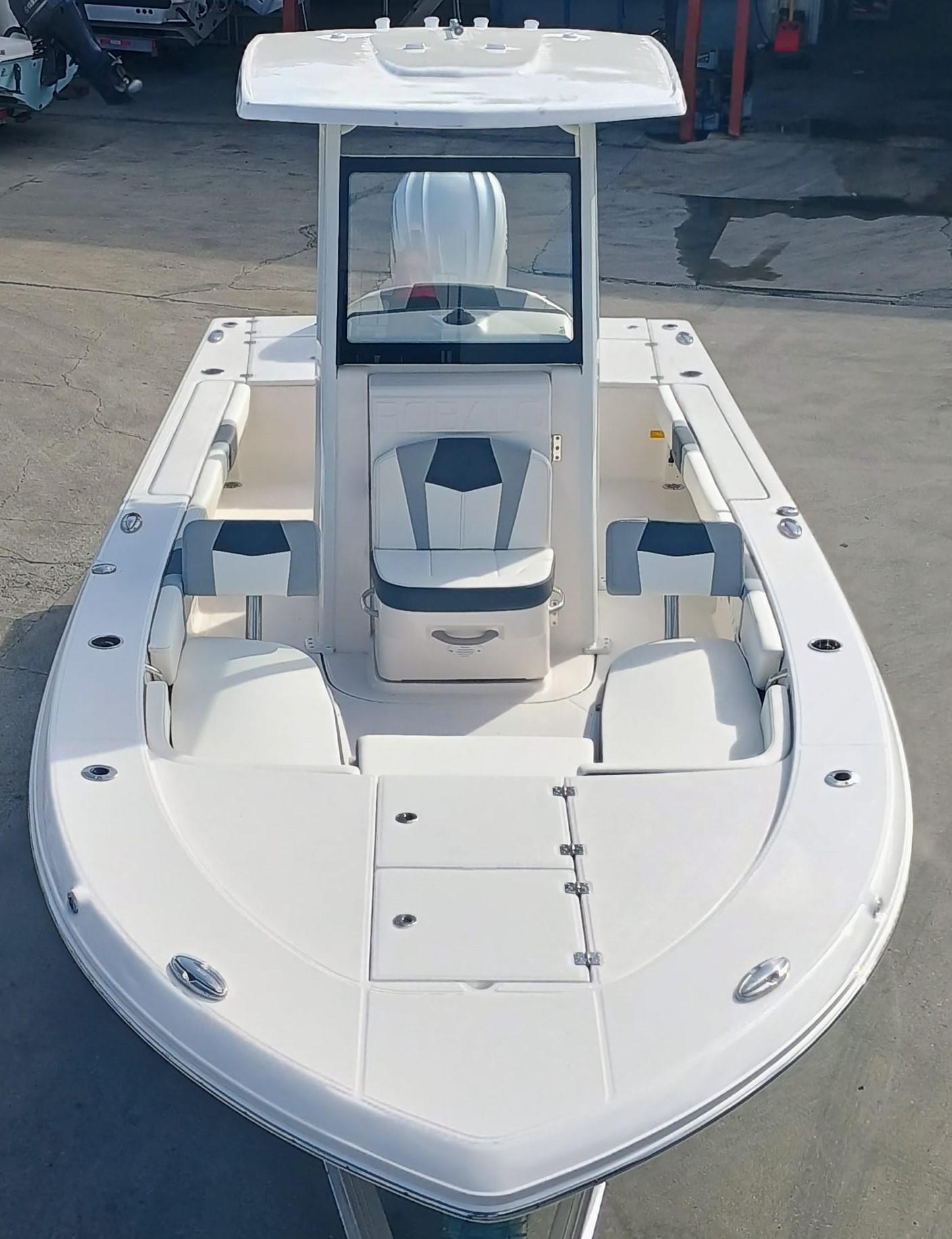 2025-robalo-246-cayman-power-9770440-20250424100500113-1_XLARGE
