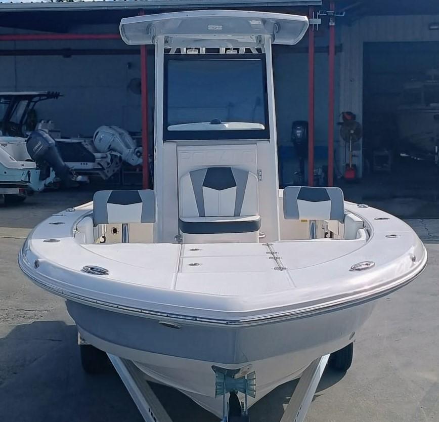 2025-robalo-246-cayman-power-9770440-20250424100502045-1_XLARGE
