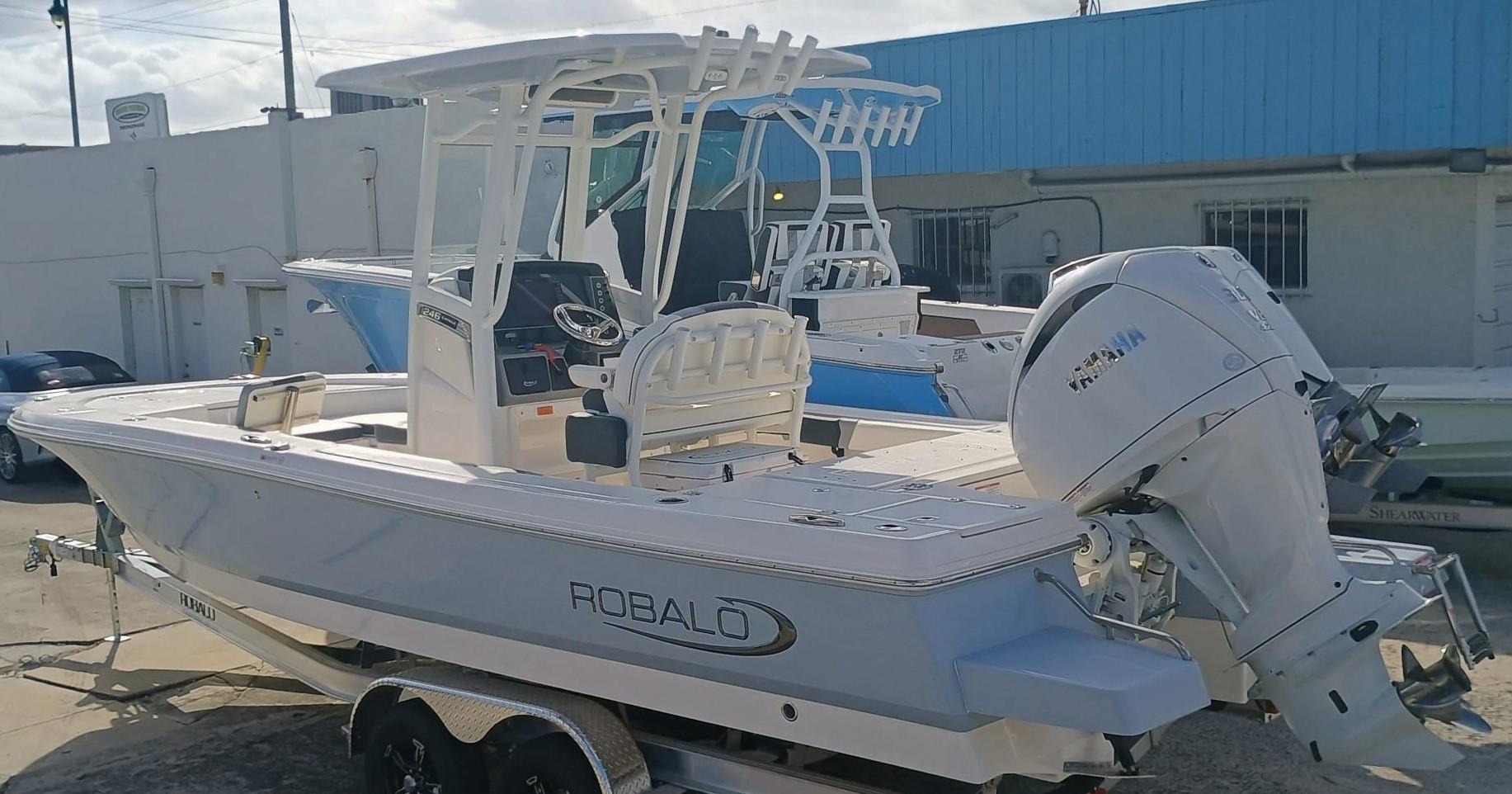 2025-robalo-246-cayman-power-9770440-20250424100503101-1_XLARGE