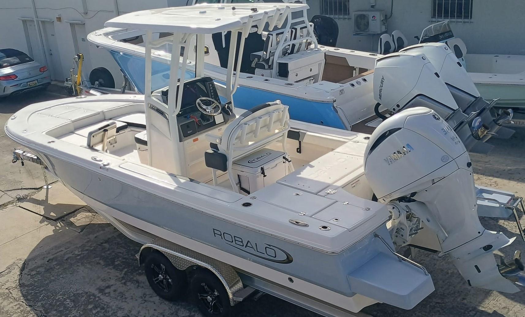 2025-robalo-246-cayman-power-9770440-20250424100505114-1_XLARGE