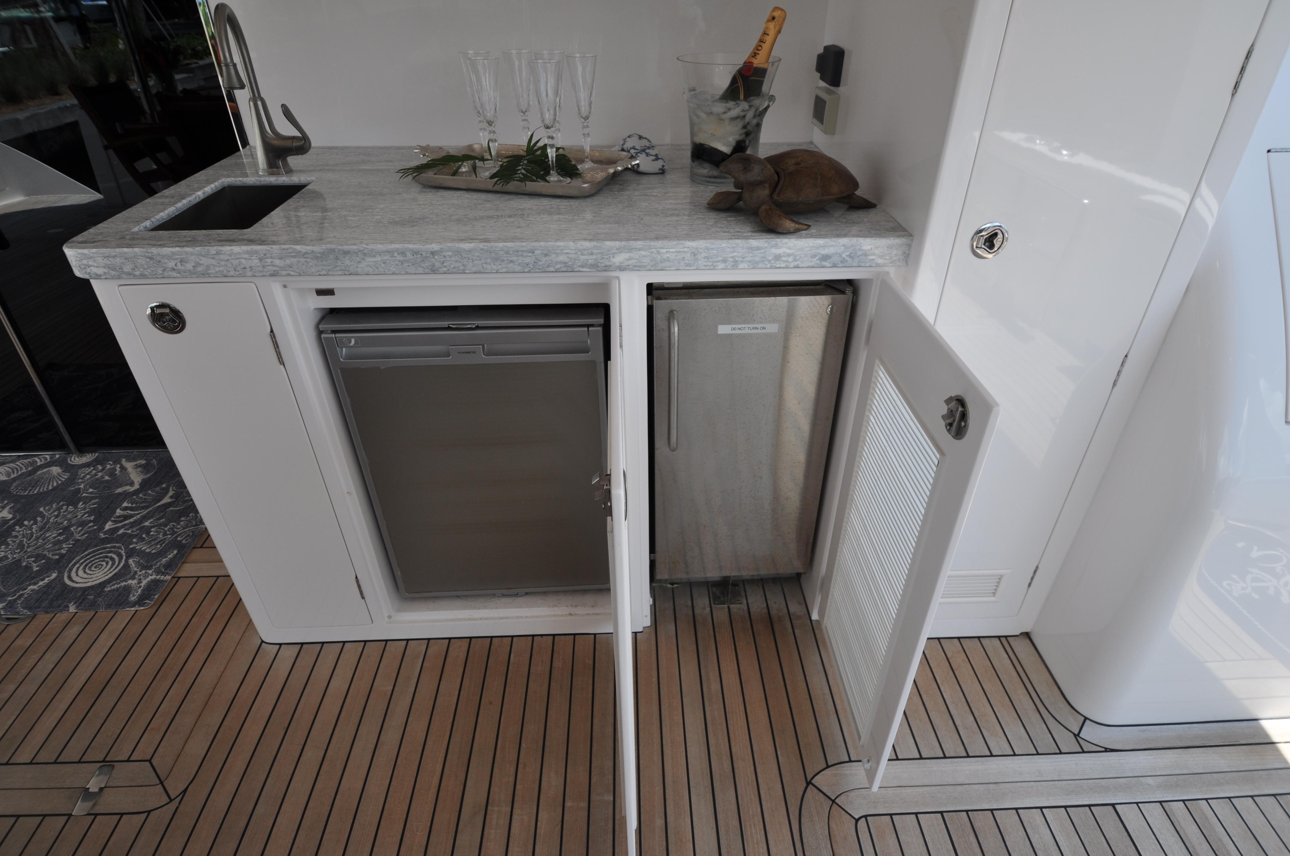 Castina Yacht Photos Pics Horizon 65PC - Castina - Cockpit - Wetbar - Icemaker and Fridge