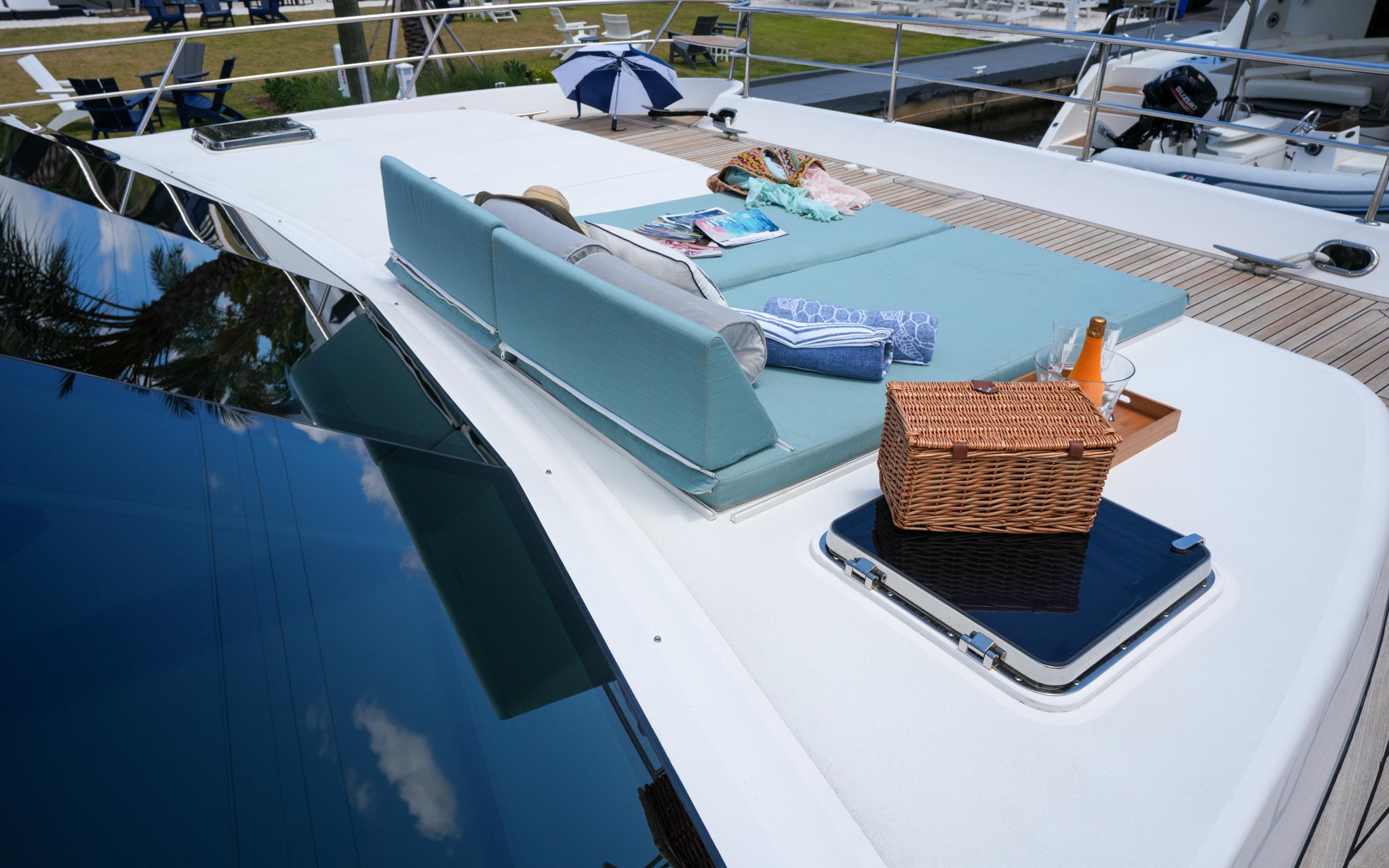 Castina Yacht Photos Pics Horizon 65PC - Castina - Foredeck