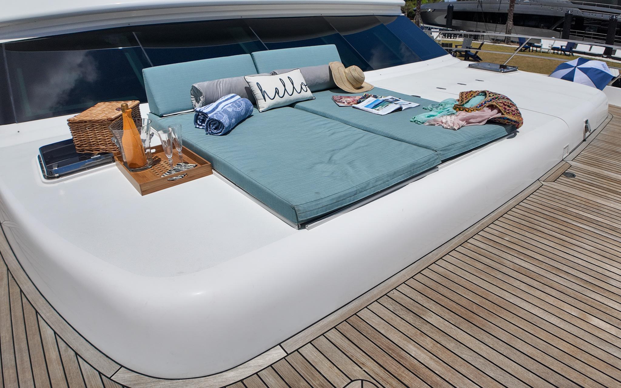 Castina Yacht Photos Pics Horizon 65PC - Castina - Foredeck