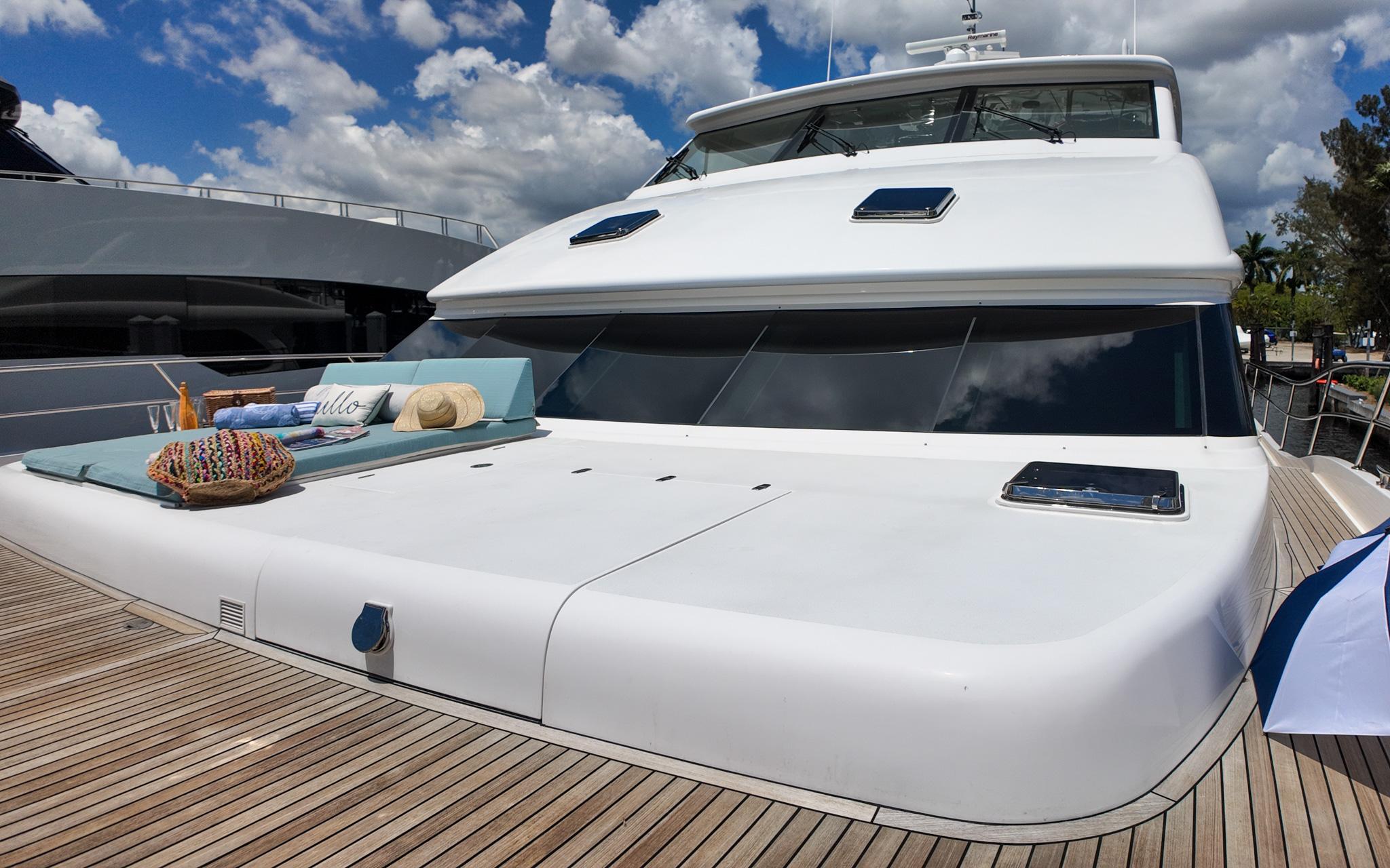 Castina Yacht Photos Pics Horizon 65PC - Castina - Foredeck