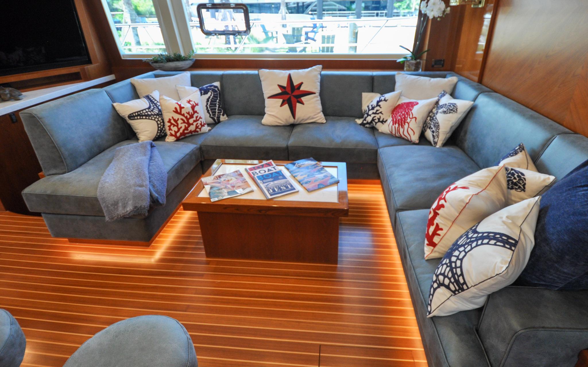 Castina Yacht Photos Pics Horizon 65PC - Castina - Salon - Settee