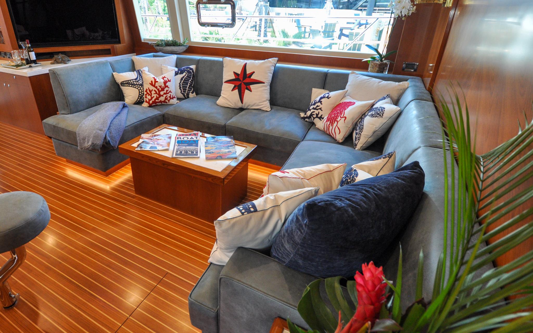 Castina Yacht Photos Pics Horizon 65PC - Castina - Salon - Settee