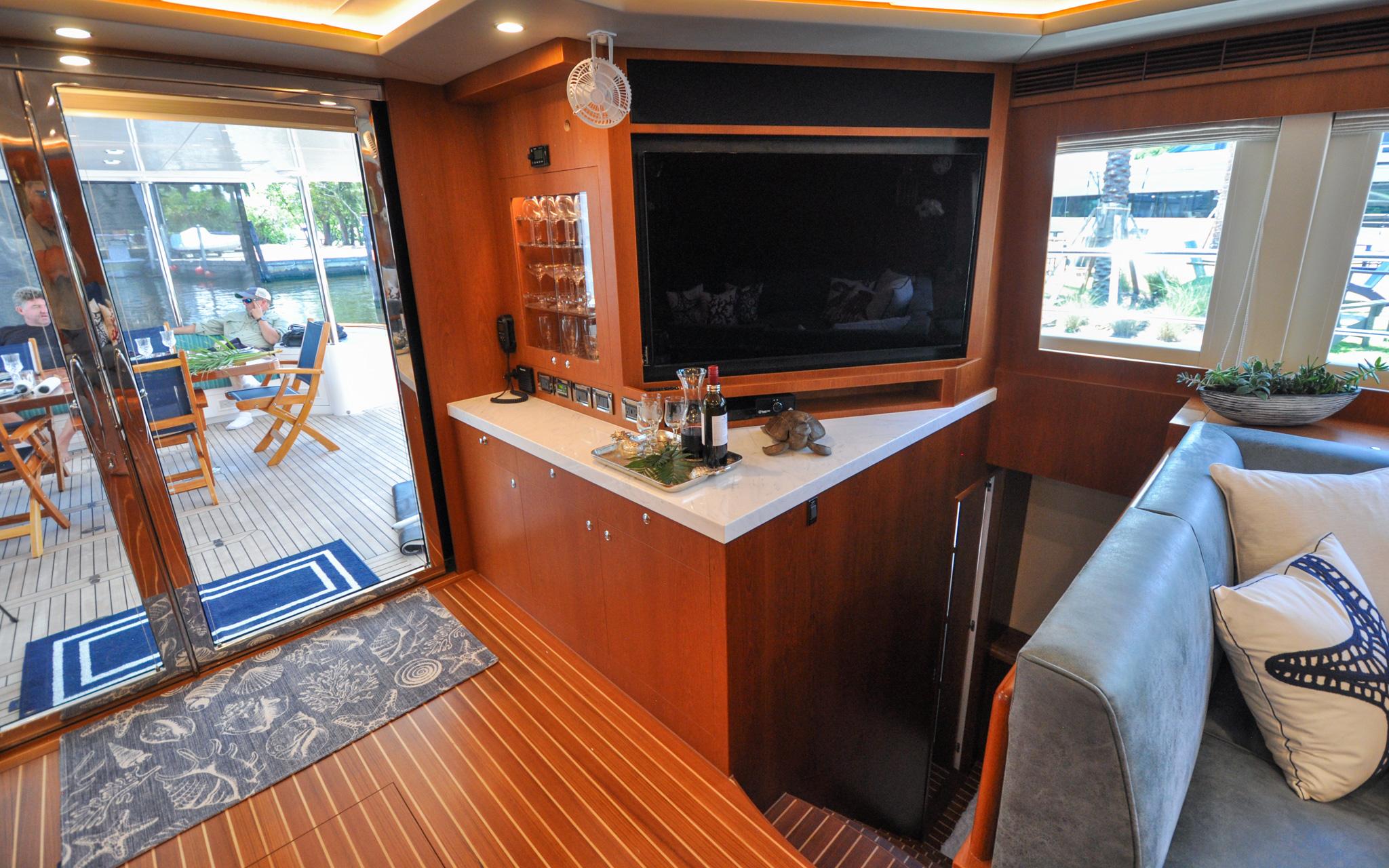 Castina Yacht Photos Pics Horizon 65PC - Castina - Salon - Bar and Entertainment Center