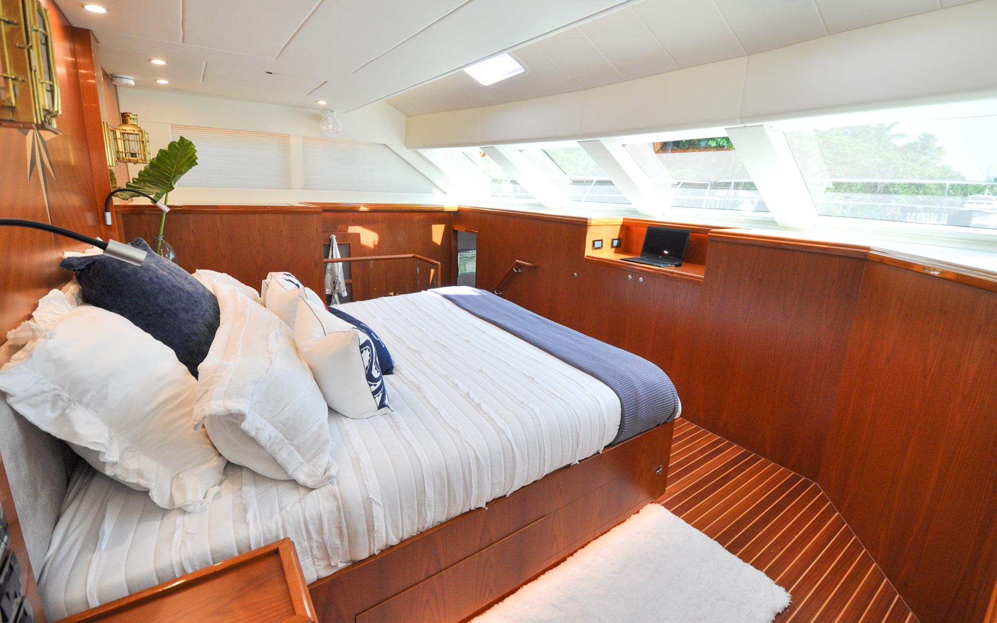 Castina Yacht Photos Pics Horizon 65PC - Castina - Main Deck Owners Cabin