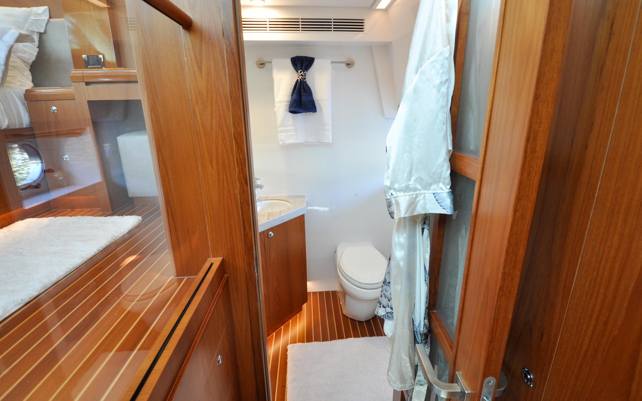 Castina Yacht Photos Pics Horizon 65PC - Castina - Owners Cabin Head