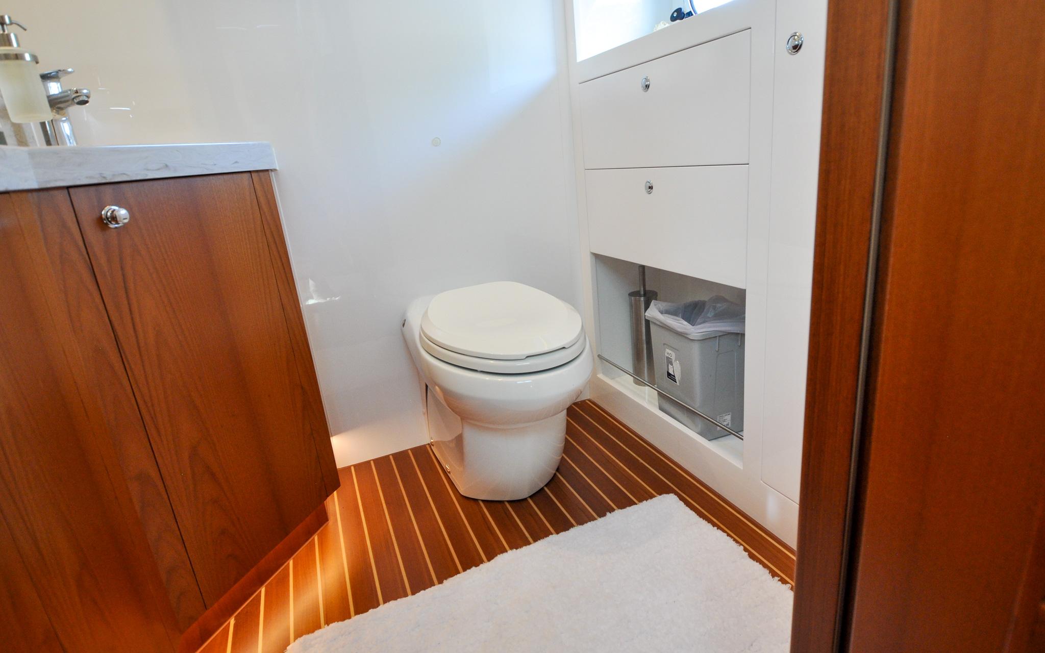 Castina Yacht Photos Pics Horizon 65PC - Castina - Owners Cabin Head - Toilette