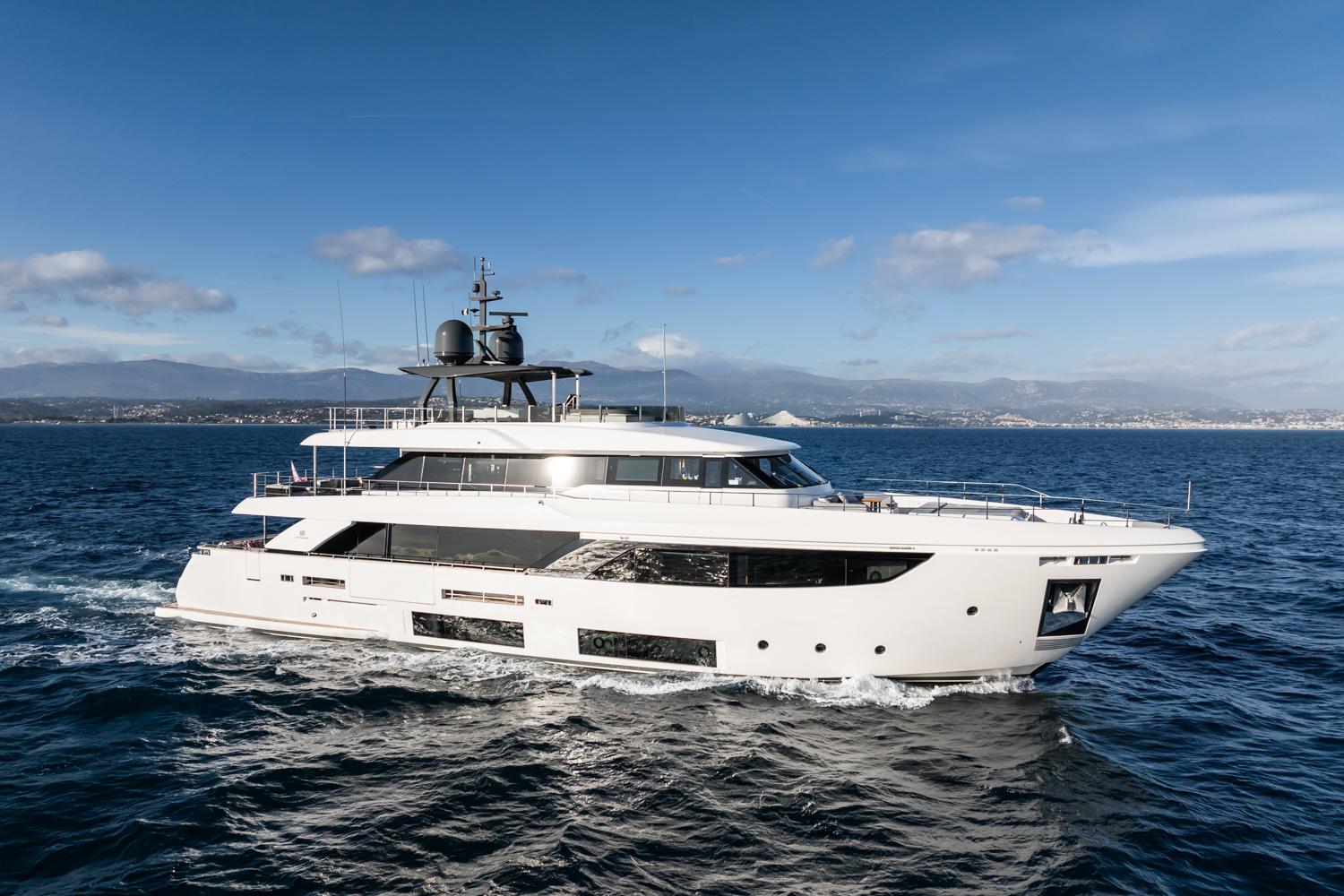 Custom Line Navetta 33