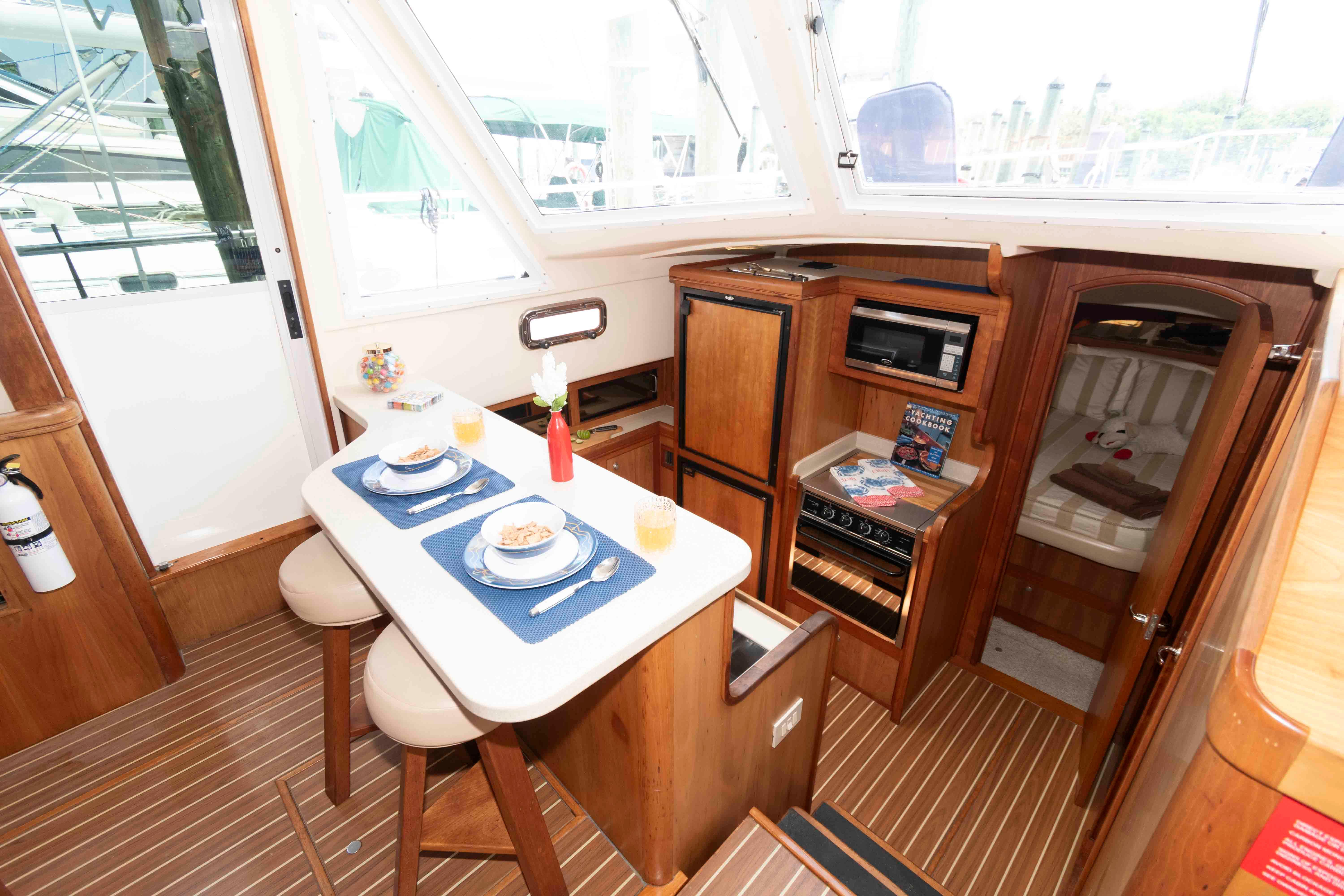  Knot 10 Yacht Sales