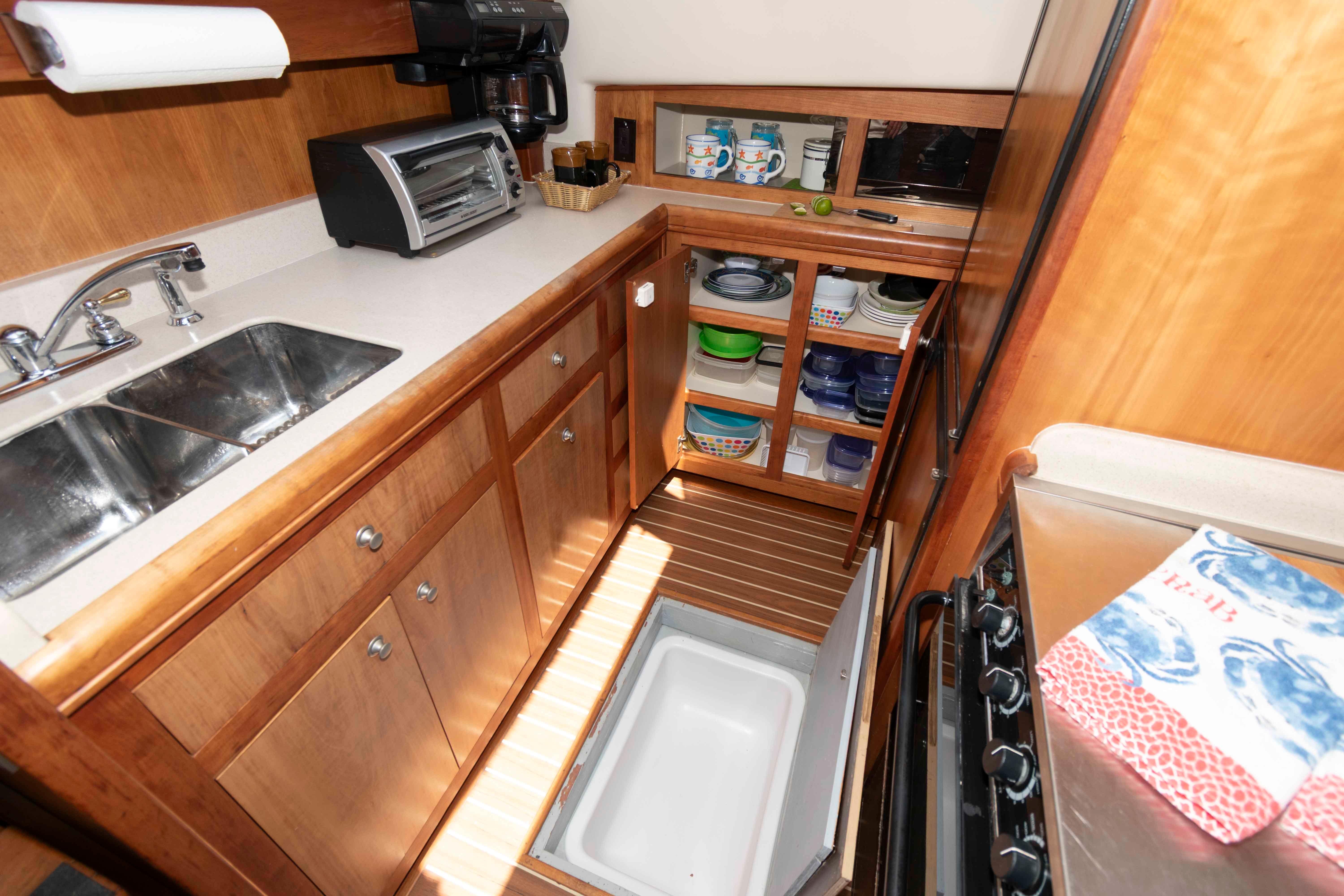  Knot 10 Yacht Sales