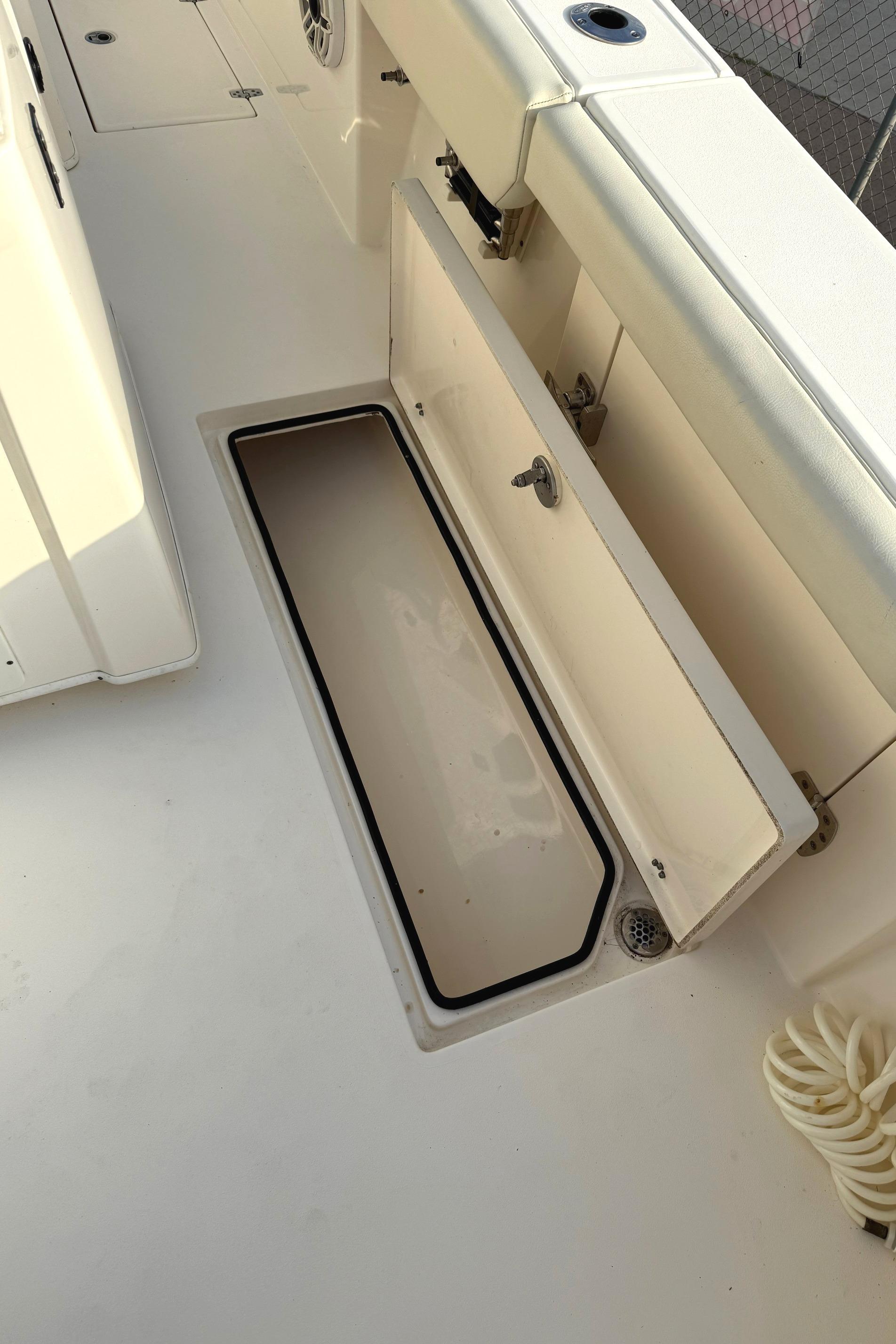 2020-cobia-320-center-console-power-9824053-20250602123112853-1_XLARGE
