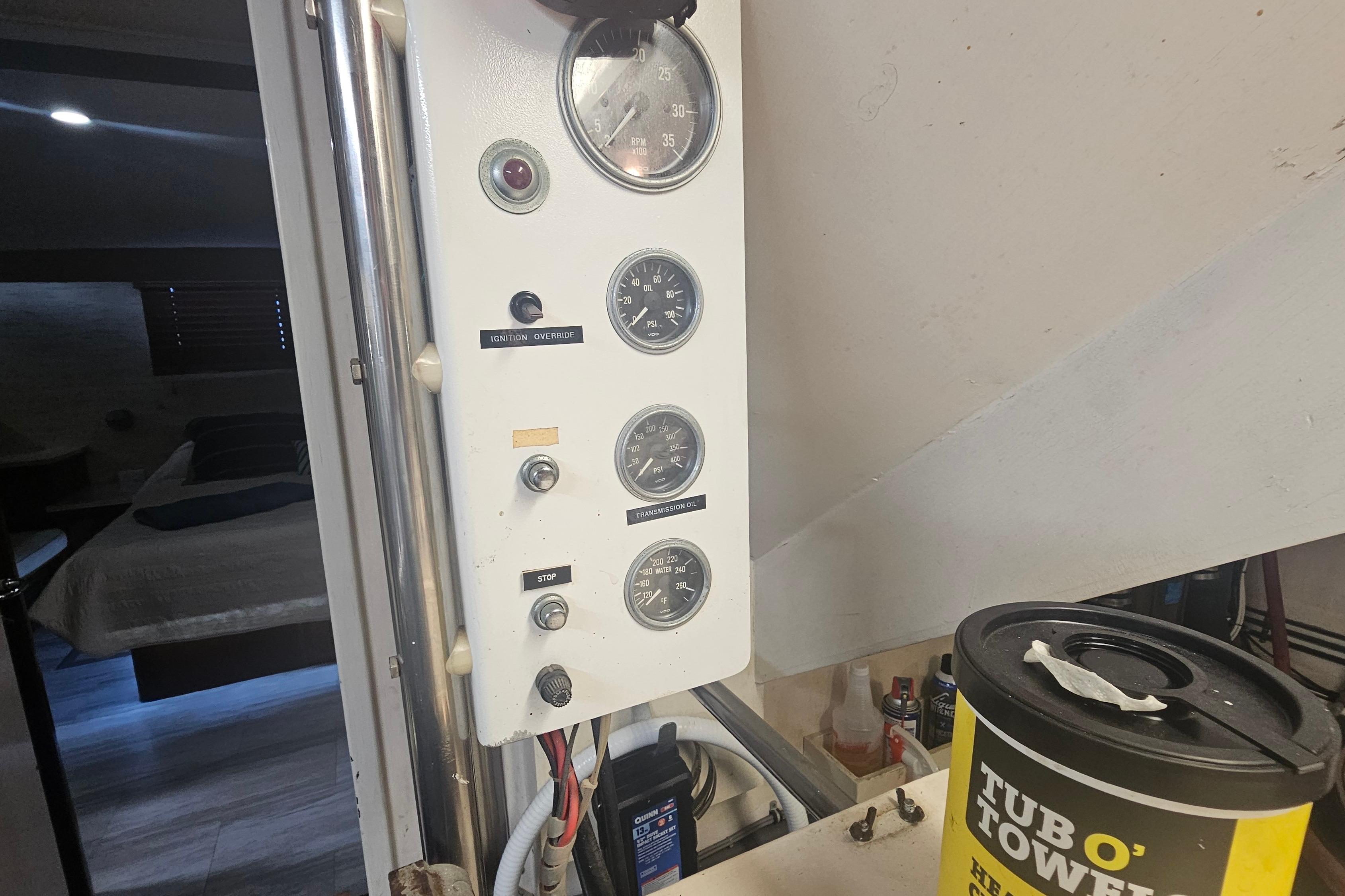 1990 Hatteras 67 Cockpit Motor Yacht | Yachts360