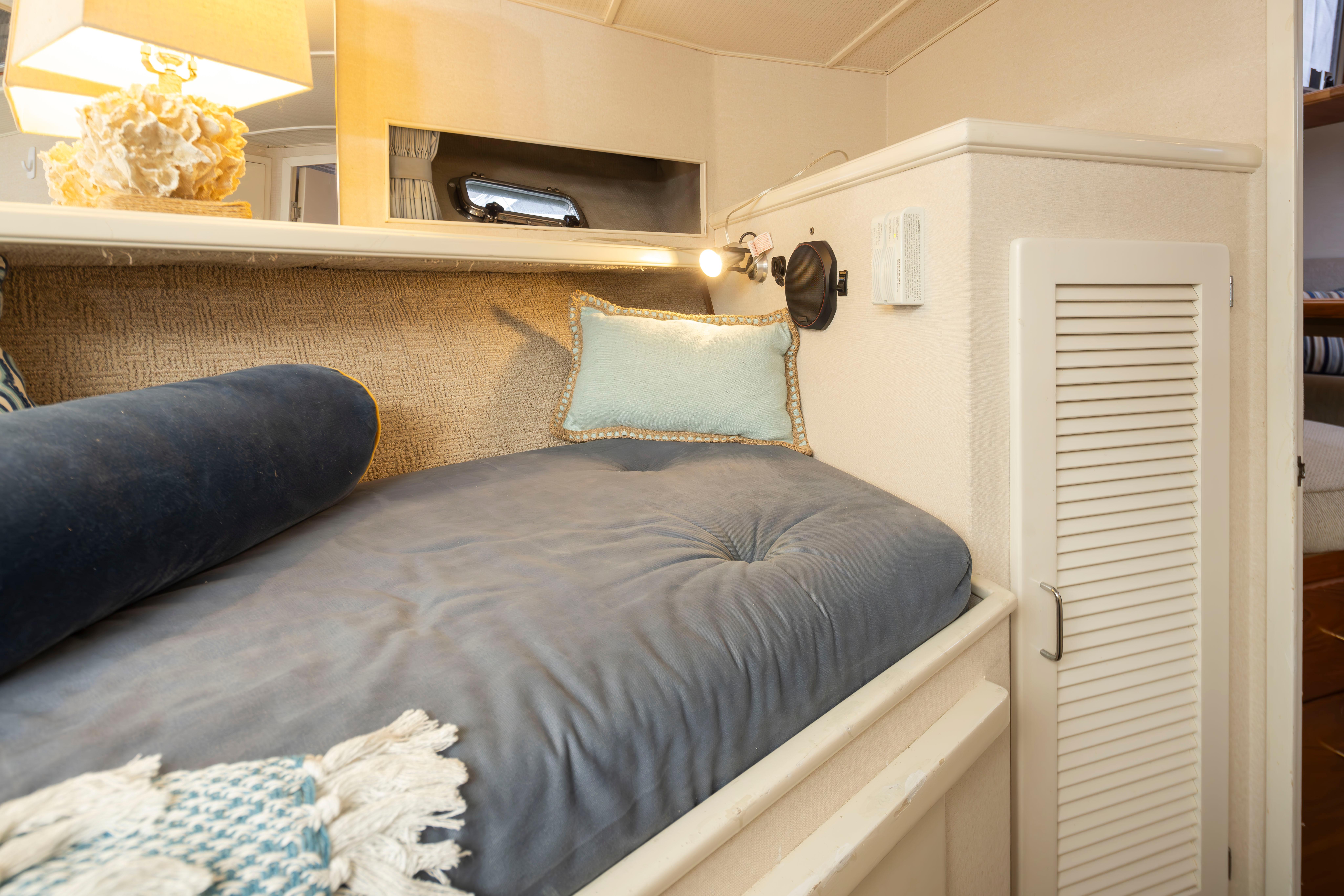 Tollycraft-44 Cockpit Motor Yacht 1990-Graceful Spirit WA-US-Cozy cabin interior of 1990 Tollycraft 44 Cockpit Motor Yacht with plush bedding.-9844071 | Thumbnail