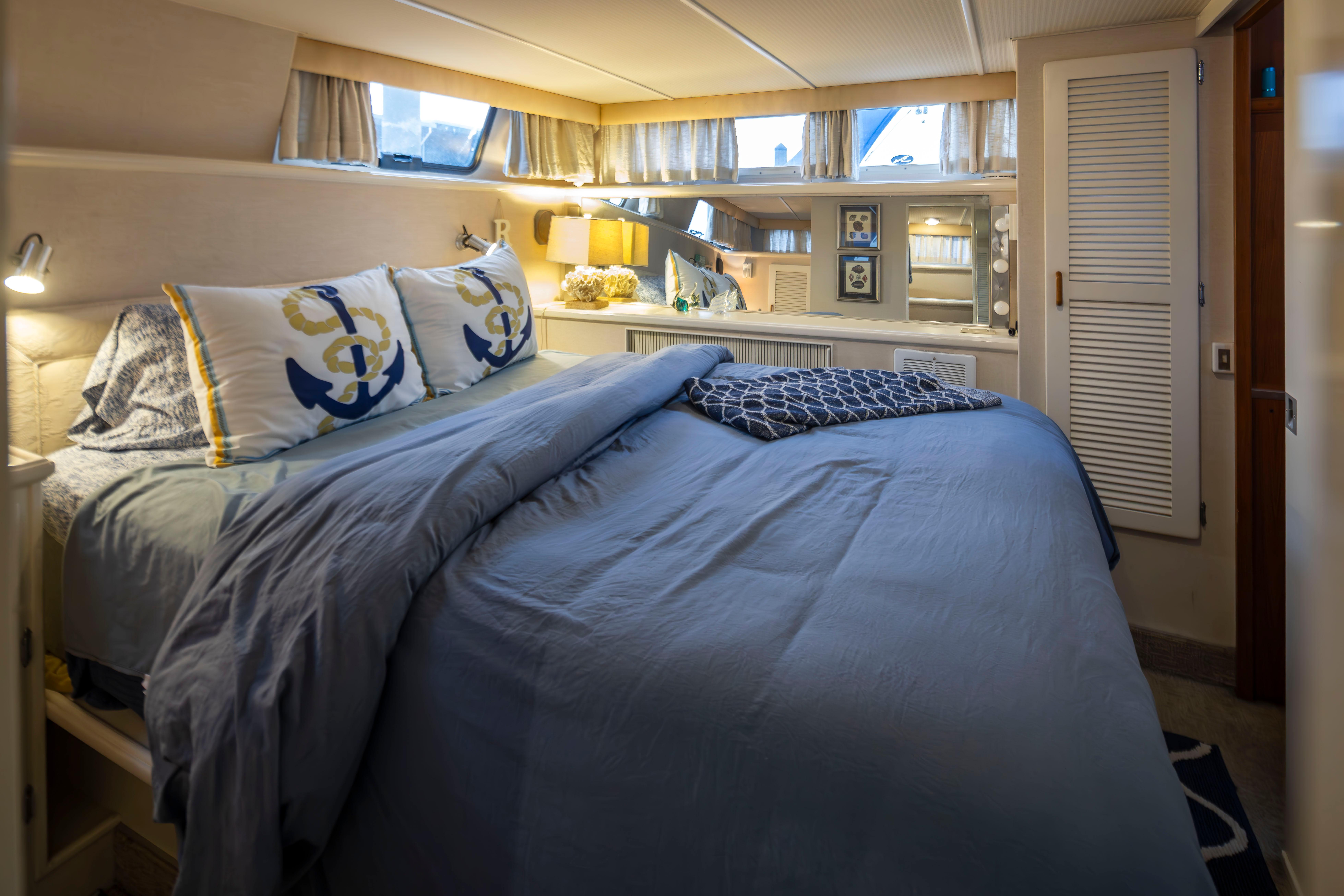 Tollycraft-44 Cockpit Motor Yacht 1990-Graceful Spirit WA-US-Cozy bedroom in 1990 Tollycraft 44 Cockpit Motor Yacht with nautical-themed decor.-9844071 | Thumbnail