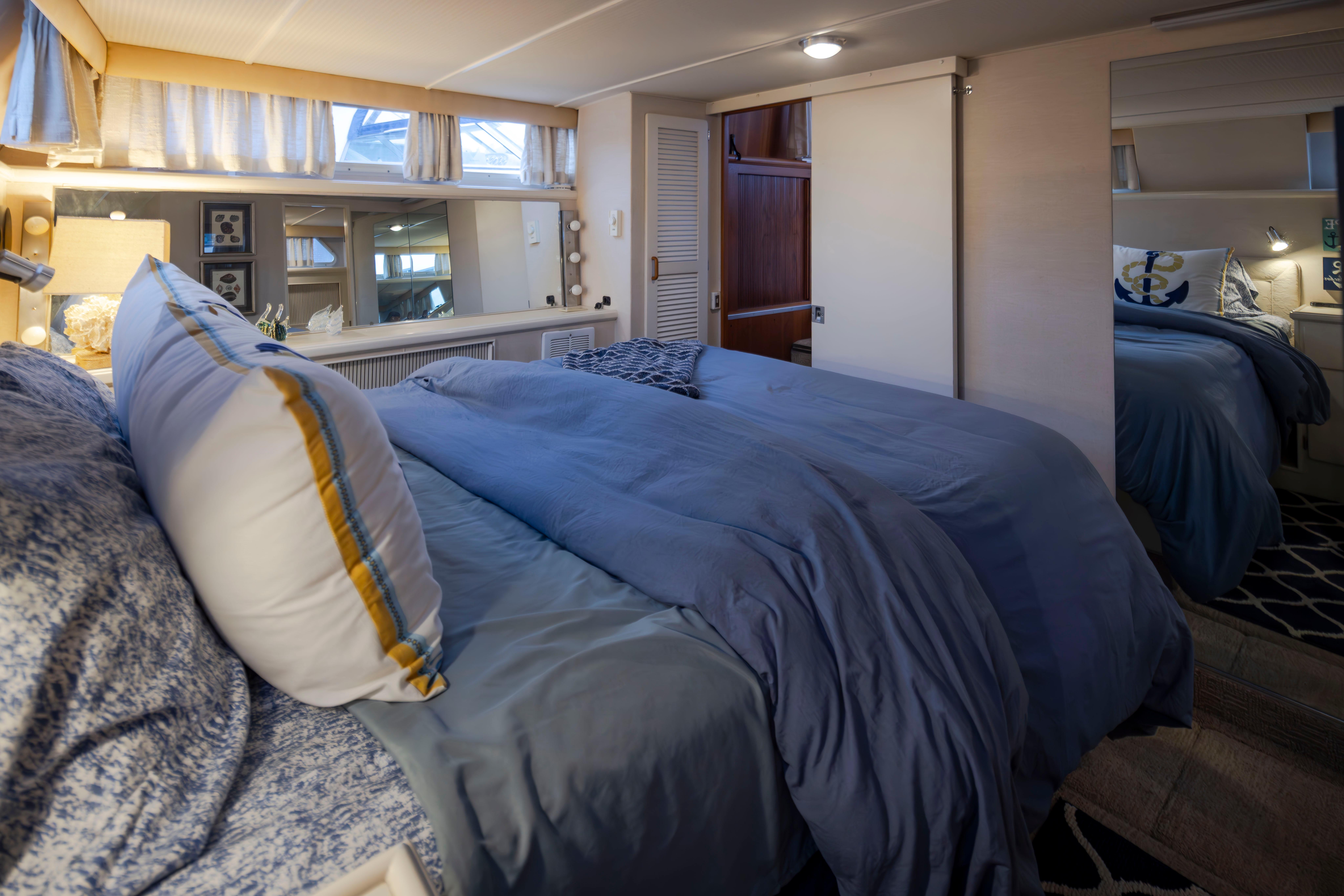 Tollycraft-44 Cockpit Motor Yacht 1990-Graceful Spirit WA-US-Cozy bedroom interior of 1990 Tollycraft 44 Cockpit Motor Yacht with blue bedding.-9844071 | Thumbnail