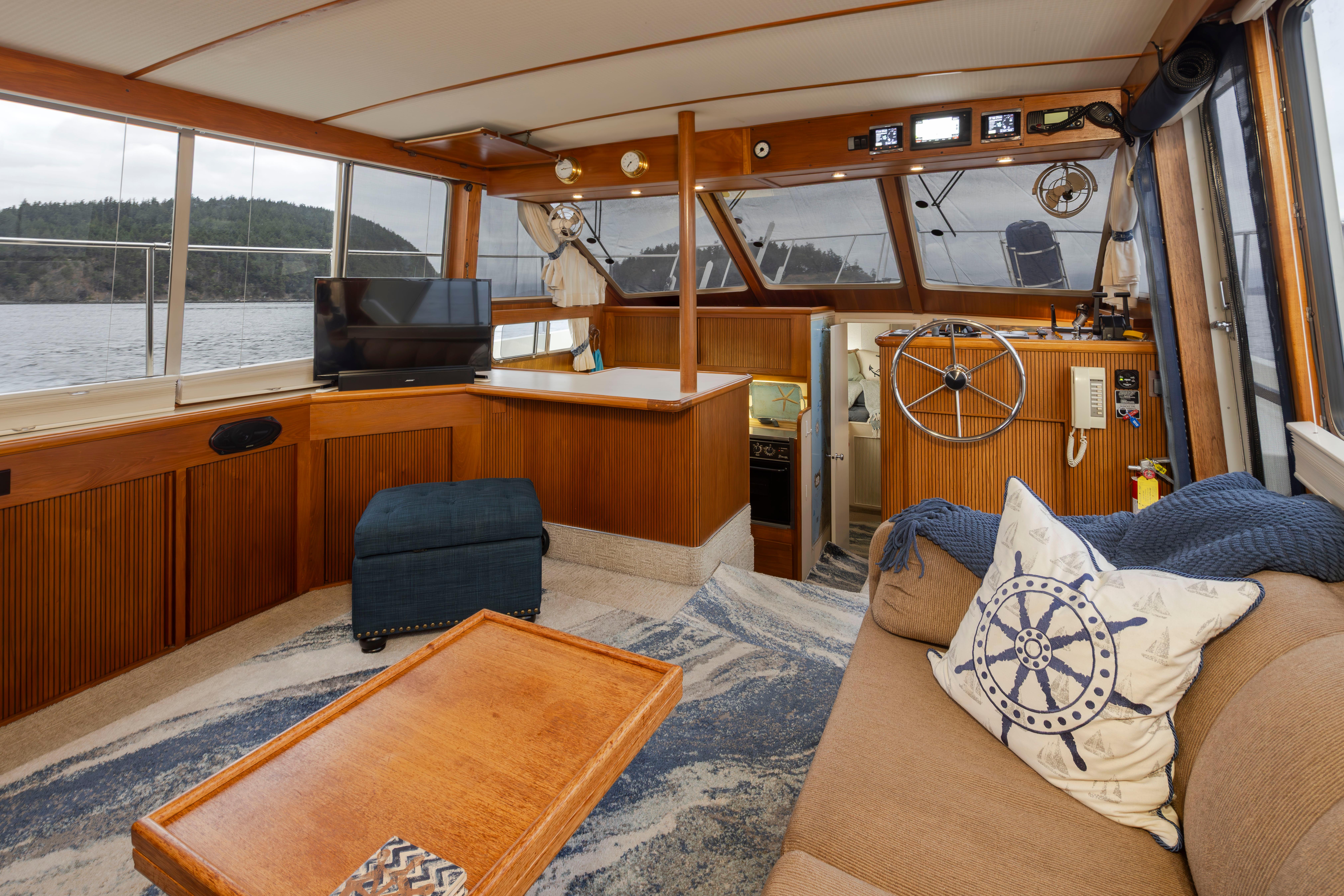 Tollycraft-44 Cockpit Motor Yacht 1990-Graceful Spirit WA-US-Interior of 1990 Tollycraft 44 Cockpit Motor Yacht with cozy seating and helm.-9844071 | Thumbnail