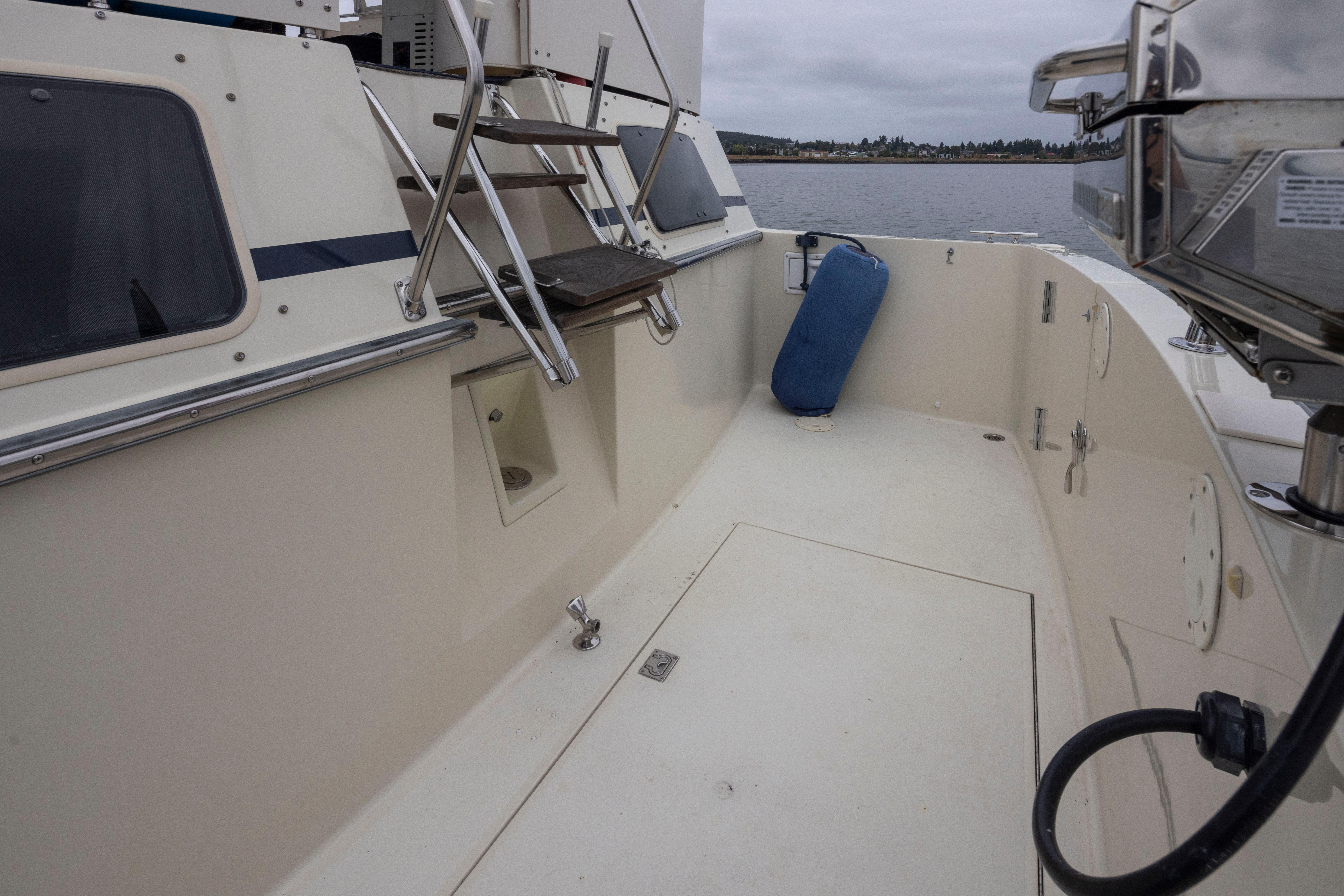 Tollycraft-44 Cockpit Motor Yacht 1990-Graceful Spirit WA-US-1990 Tollycraft 44 Cockpit Motor Yacht deck with ladder and blue fender.-9844071 | Thumbnail