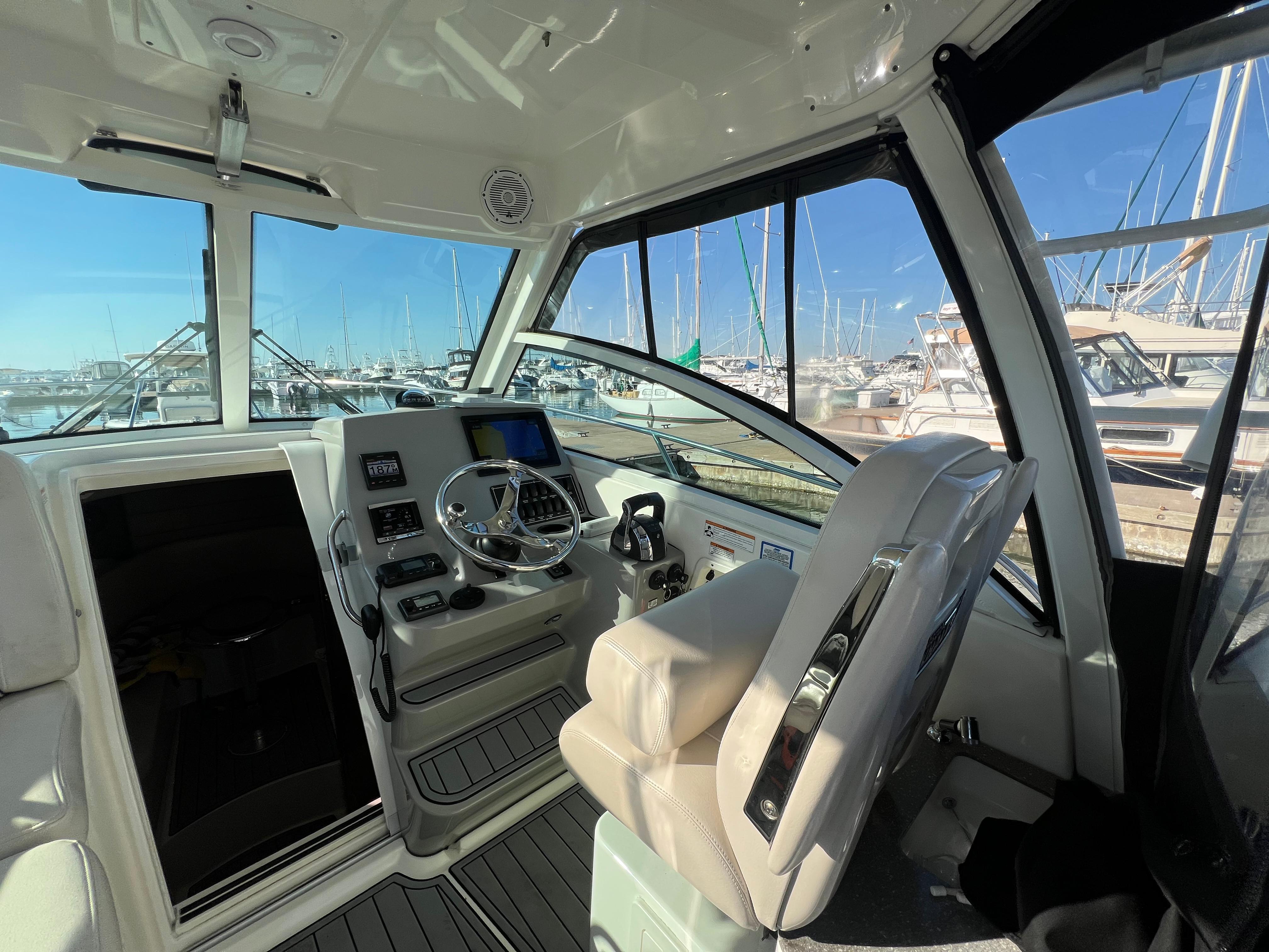 2017-boston-whaler-285-conquest-power-9764091-20250418135354430-1_XLARGE