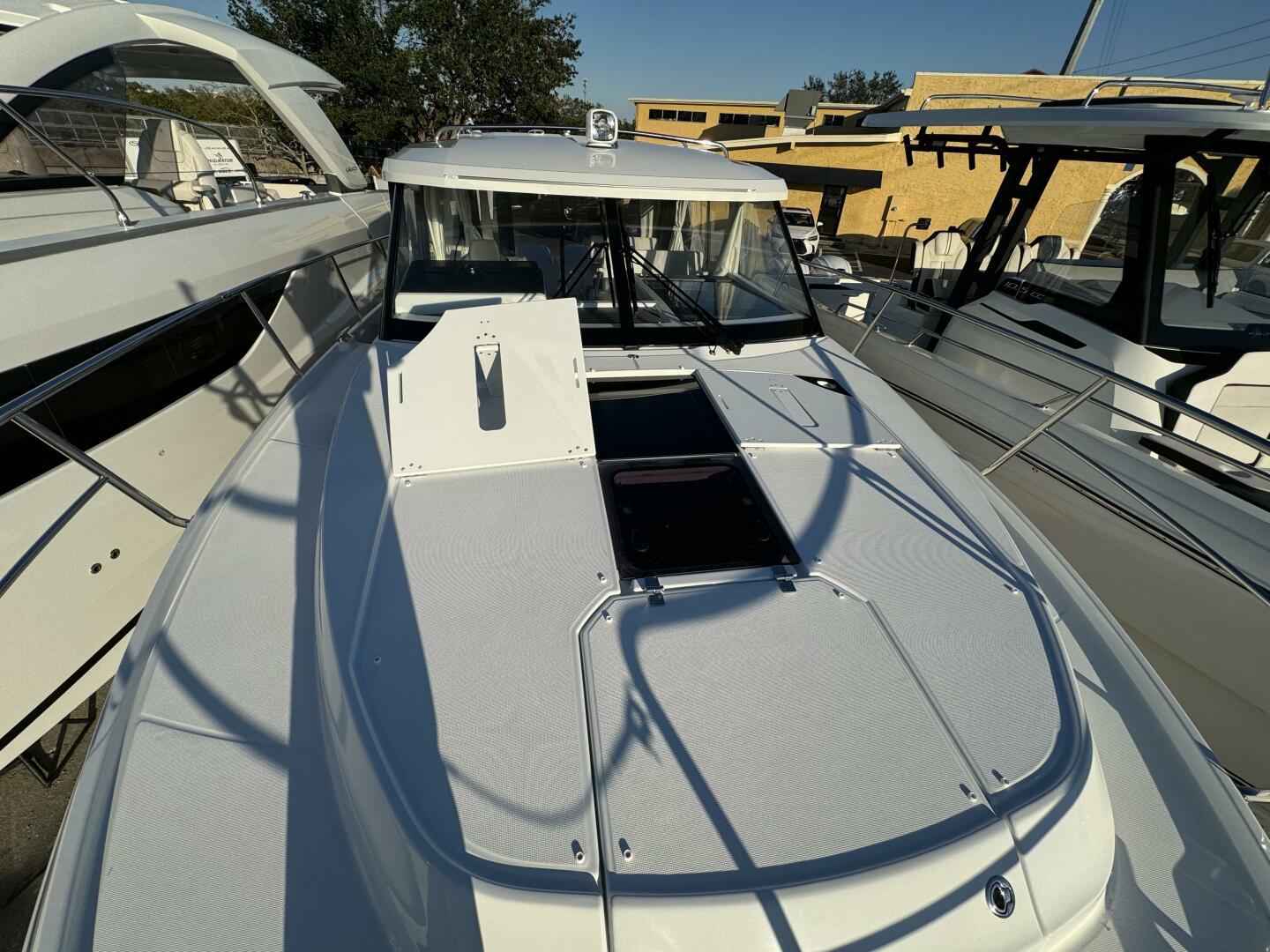 2025 Jeanneau NC 1095 Weekender-16