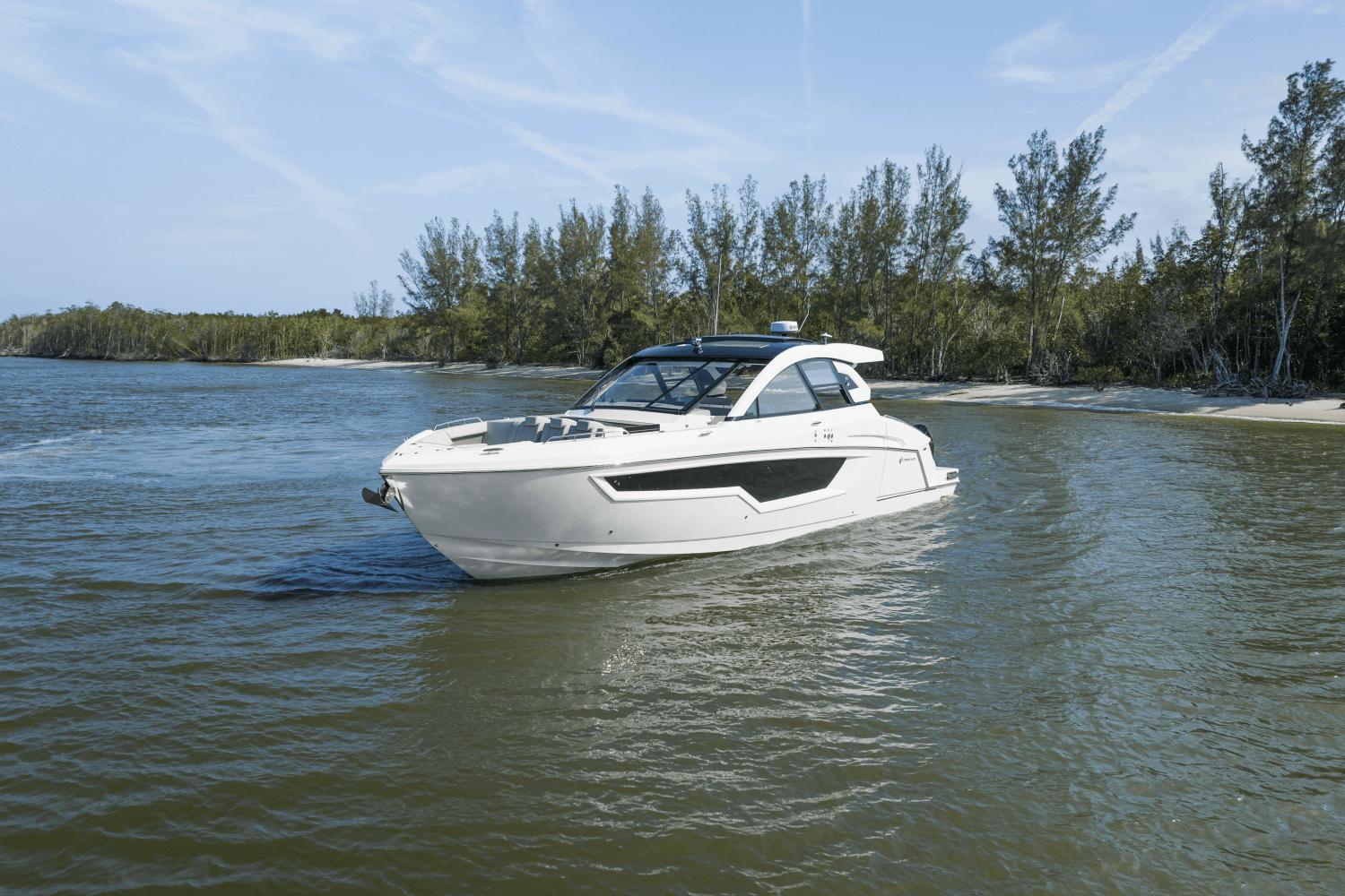2025-cruisers-yachts-50-gls-outboard-power-9754114-976602521-0-100420251325-21