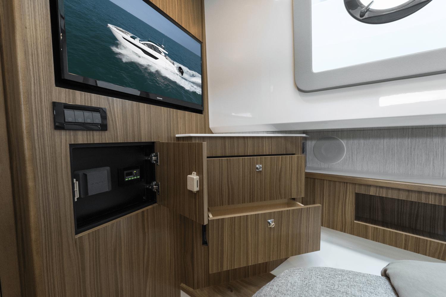 2025-cruisers-yachts-50-gls-outboard-power-9754114-976602546-0-100420251325-46