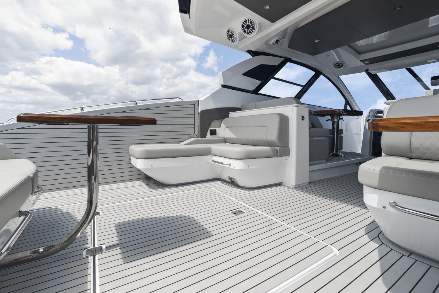 2025-cruisers-yachts-50-gls-outboard-power-9754114-976602554-0-100420251326-54
