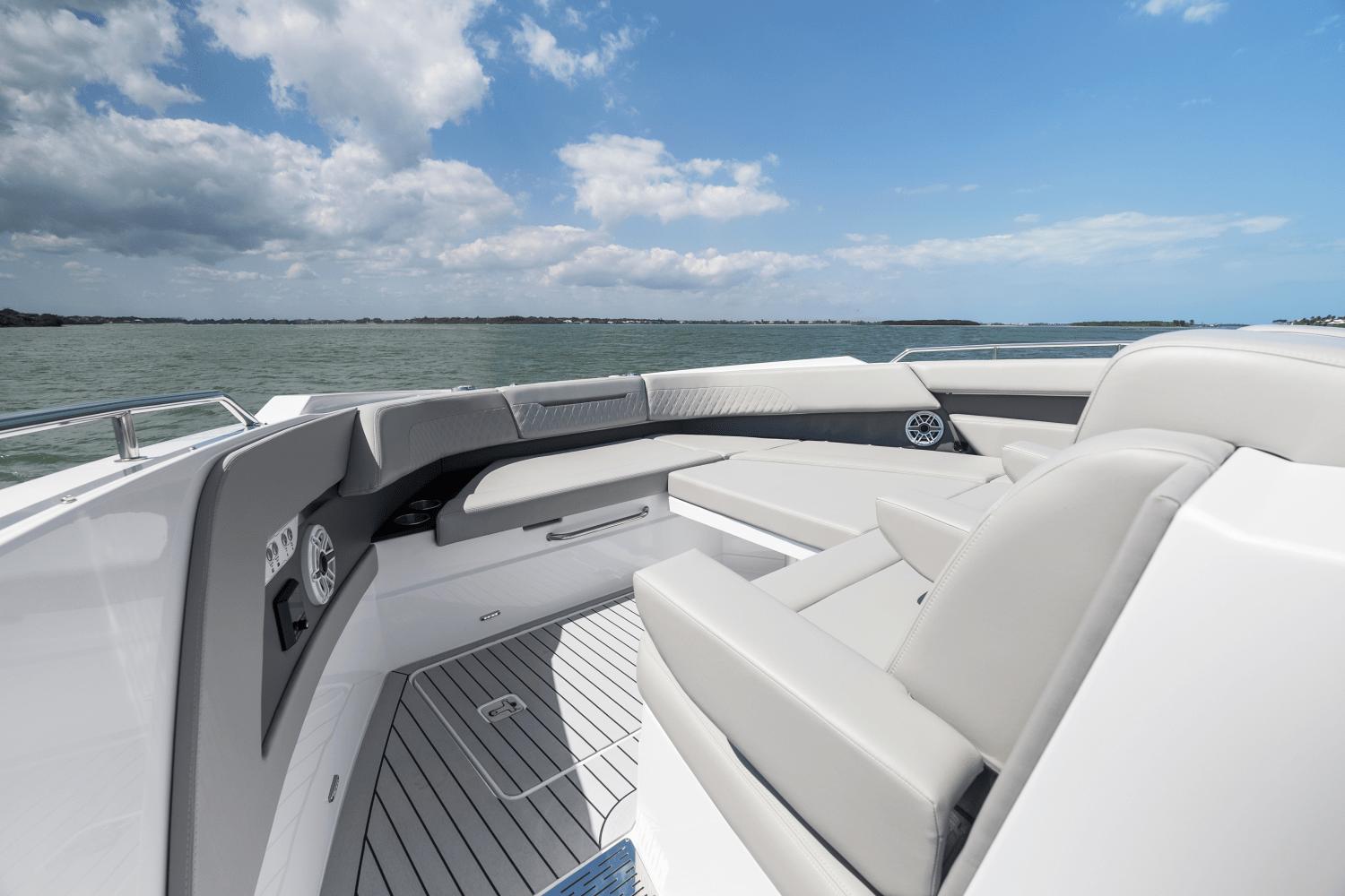 2025-cruisers-yachts-50-gls-outboard-power-9754114-976602566-0-100420251326-66