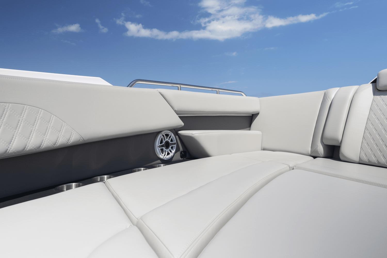 2025-cruisers-yachts-50-gls-outboard-power-9754114-976602572-0-100420251326-72