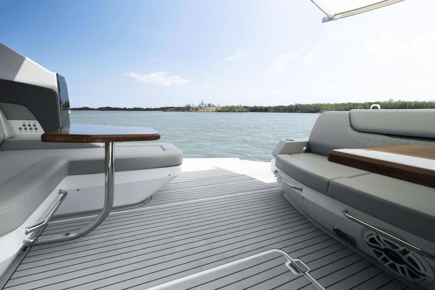 2025-cruisers-yachts-50-gls-outboard-power-9754114-976602575-0-100420251326-75