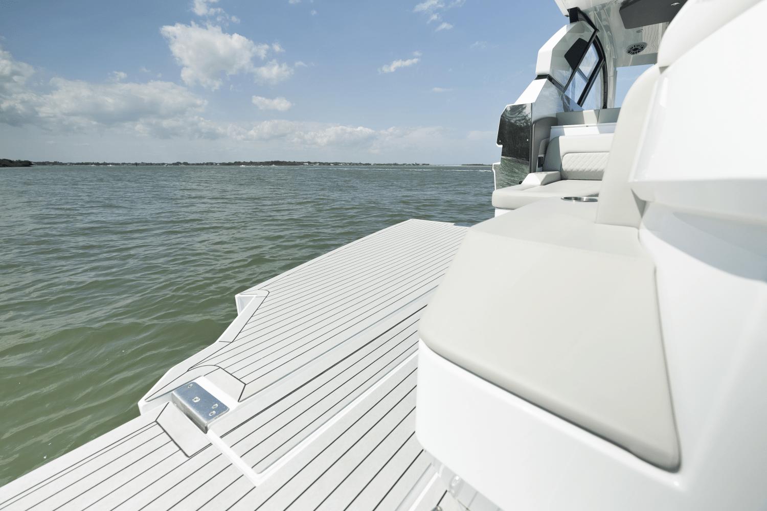 2025-cruisers-yachts-50-gls-outboard-power-9754114-976602579-0-100420251326-79