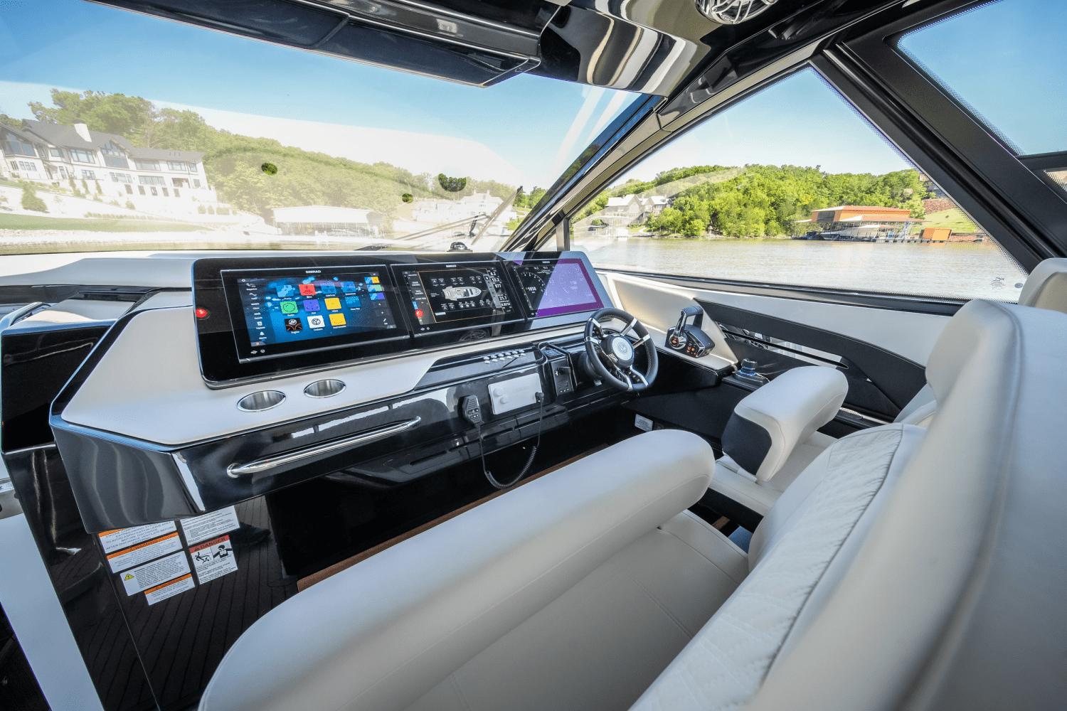 2025-cruisers-yachts-50-gls-outboard-power-9754114-978143608-0-120520251229-34