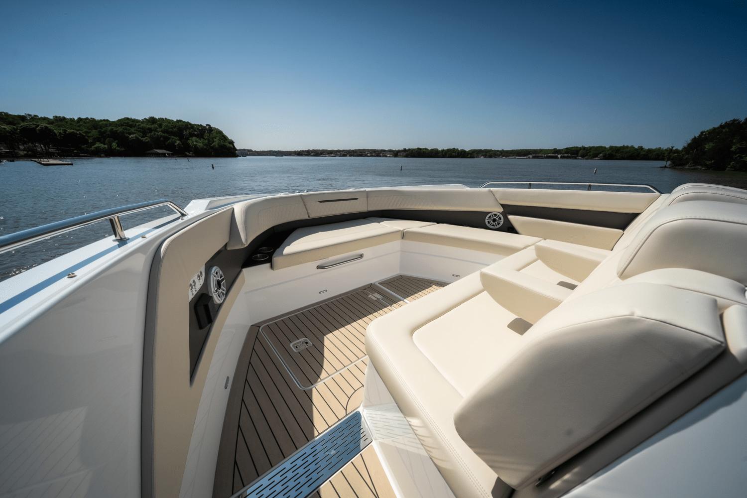 2025-cruisers-yachts-50-gls-outboard-power-9754114-978143646-0-120520251229-23