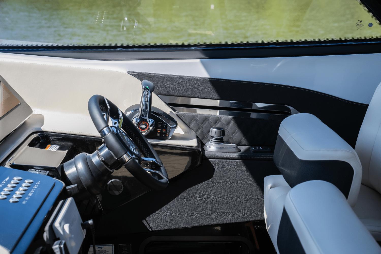 2025-cruisers-yachts-50-gls-outboard-power-9754114-978143654-0-120520251229-4