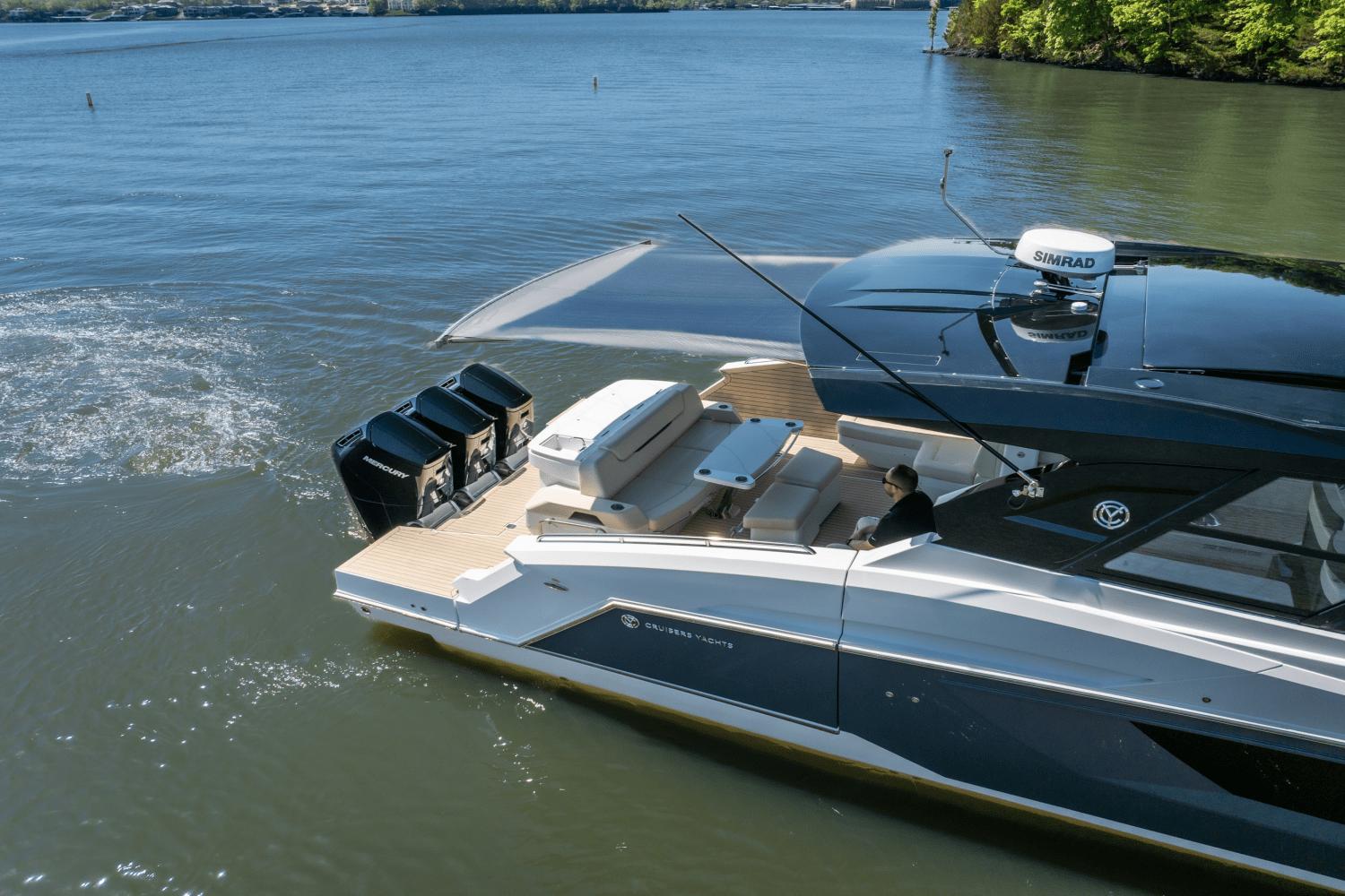 2025-cruisers-yachts-50-gls-outboard-power-9754114-978143658-0-120520251229-55