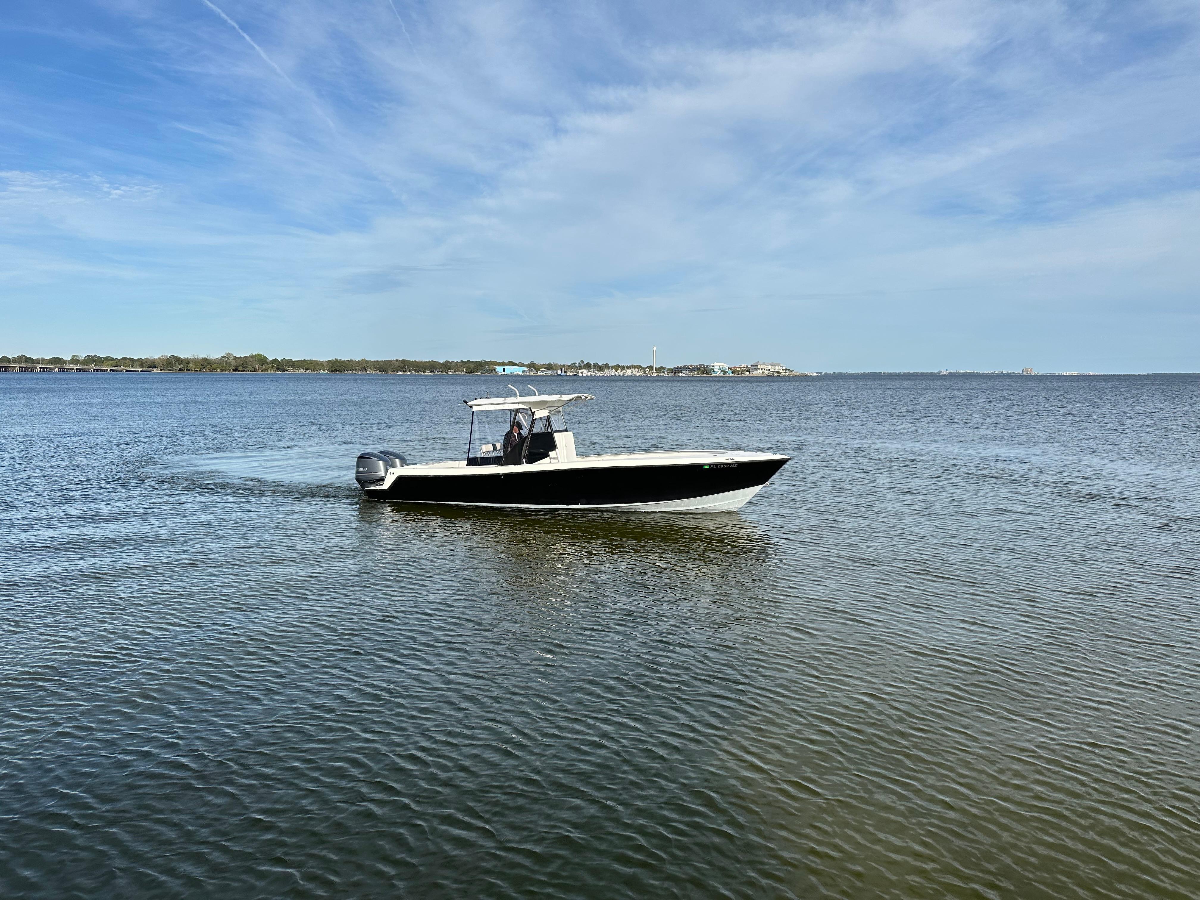 Contender 33 - Exterior profile on the water
