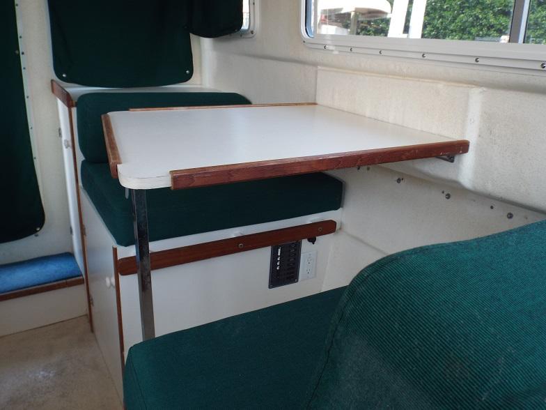 Dinette port side