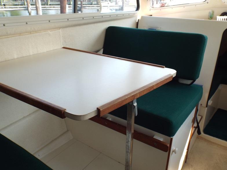 Dinette looking forward