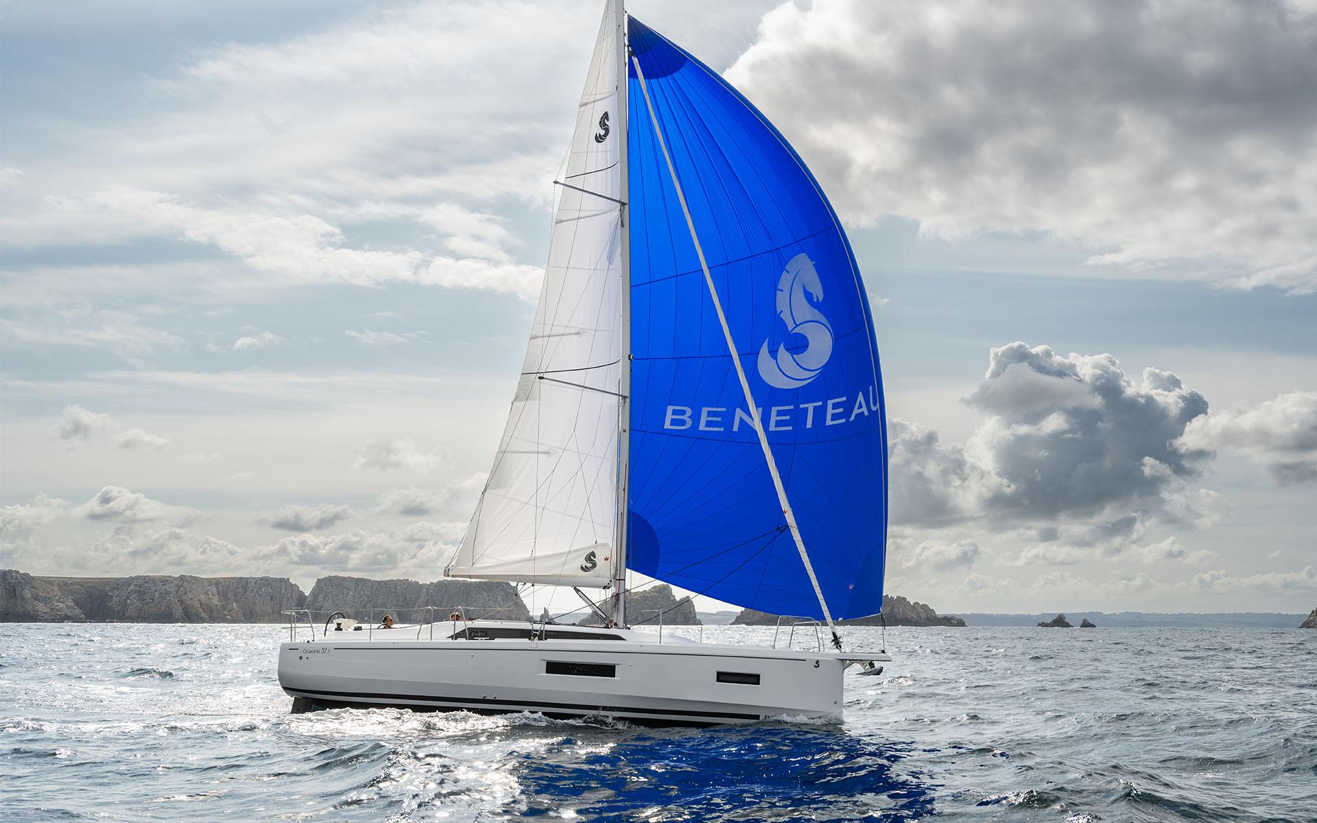  Yacht Photos Pics Beneteau 37.1 - Under sails