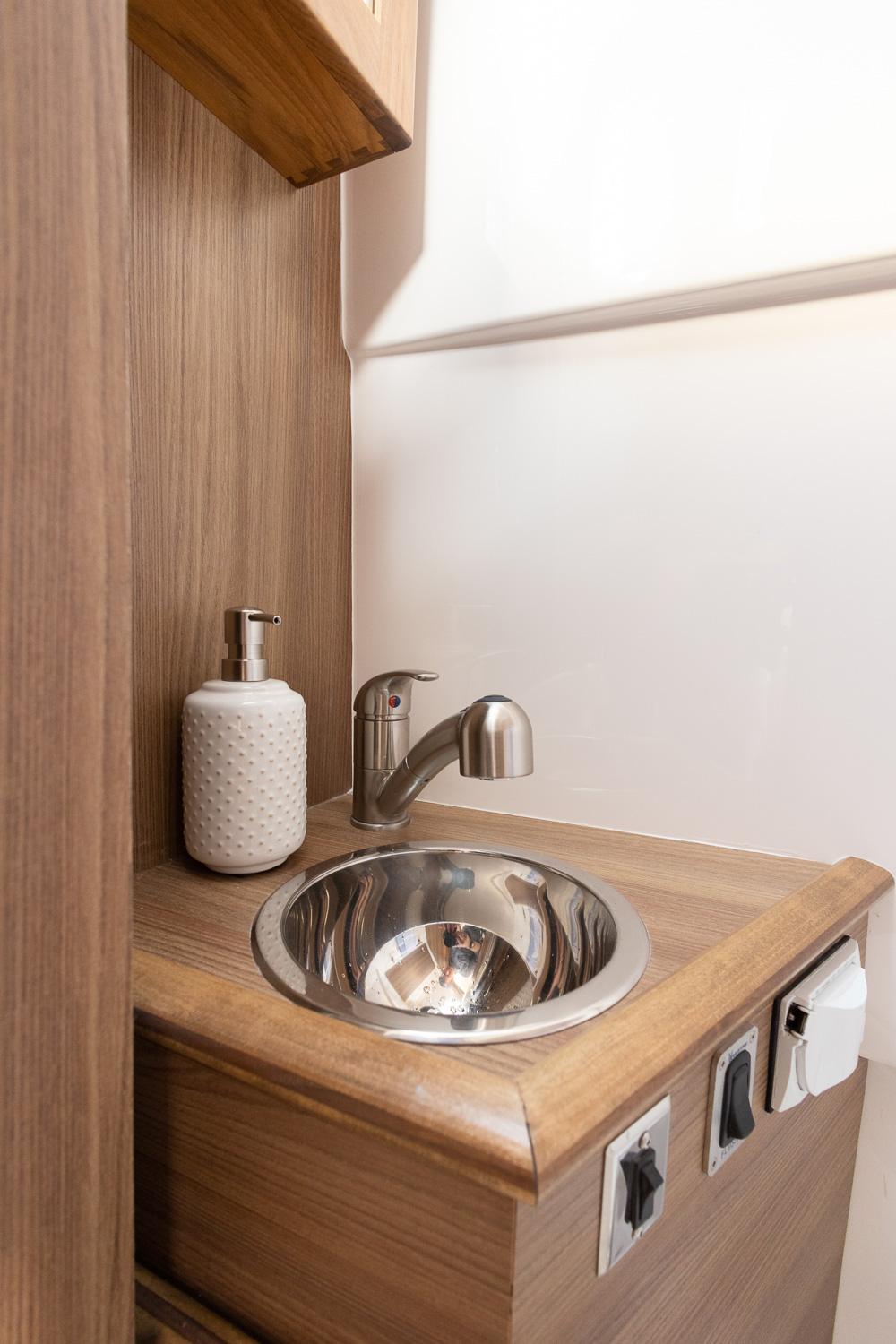Solara-S-310 CW 2025 -FL-US-Compact bathroom sink in Solara S-310 CW, 2025 model, with modern faucet and soap dispenser.-9624144 | Thumbnail