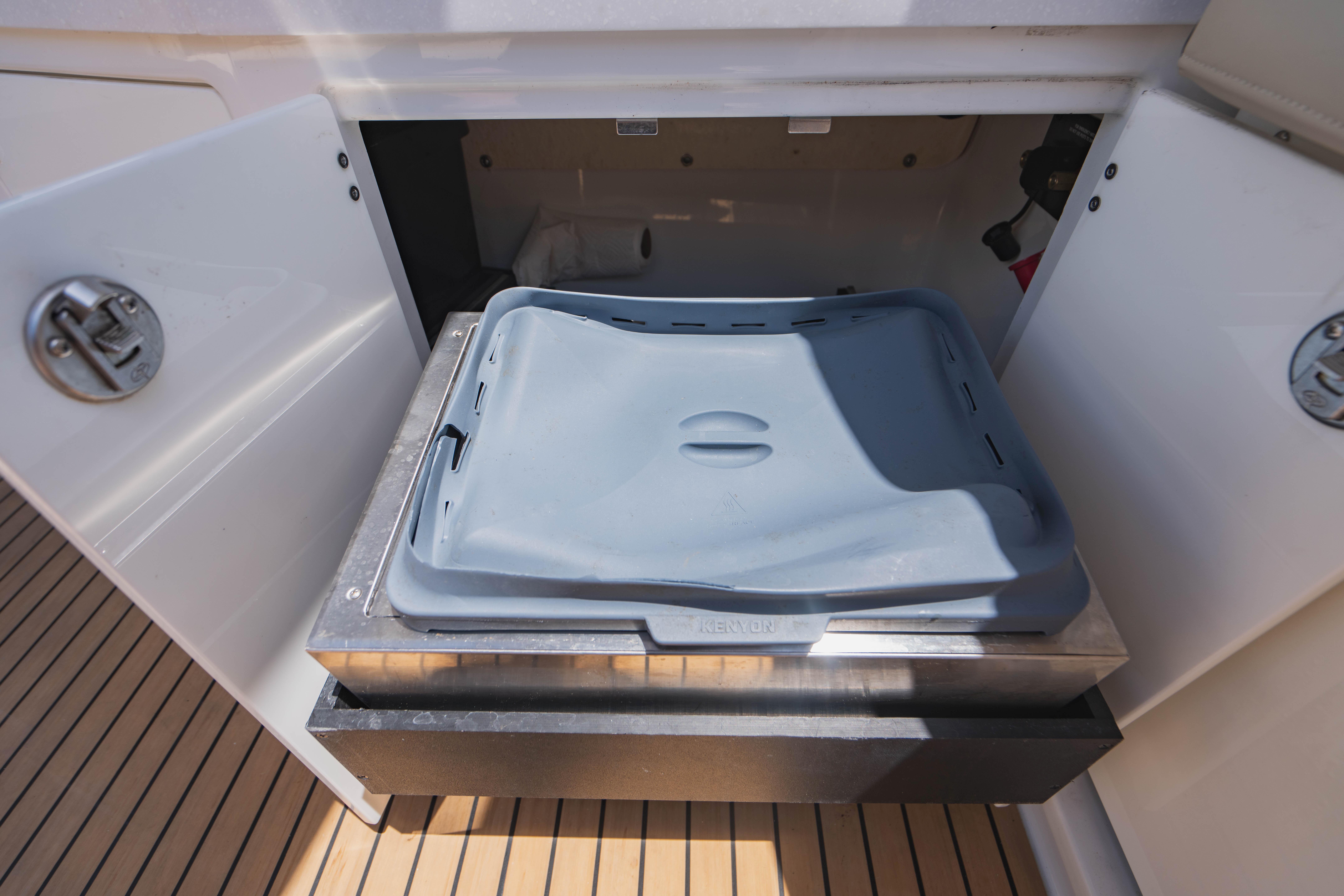 Monterey 37 Silver Lining - Grill with cover