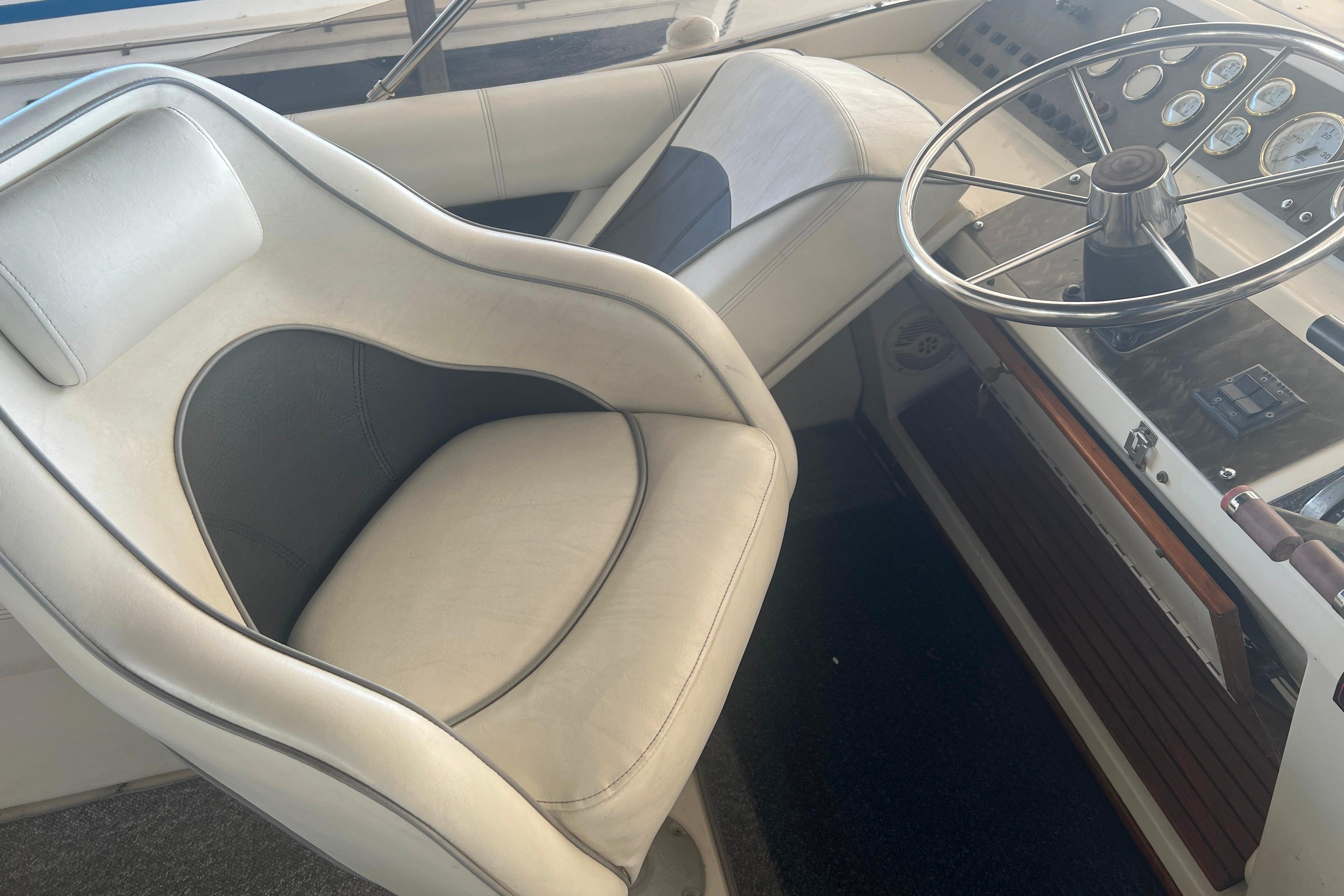 Flybridge Captain's chair and steering wheel