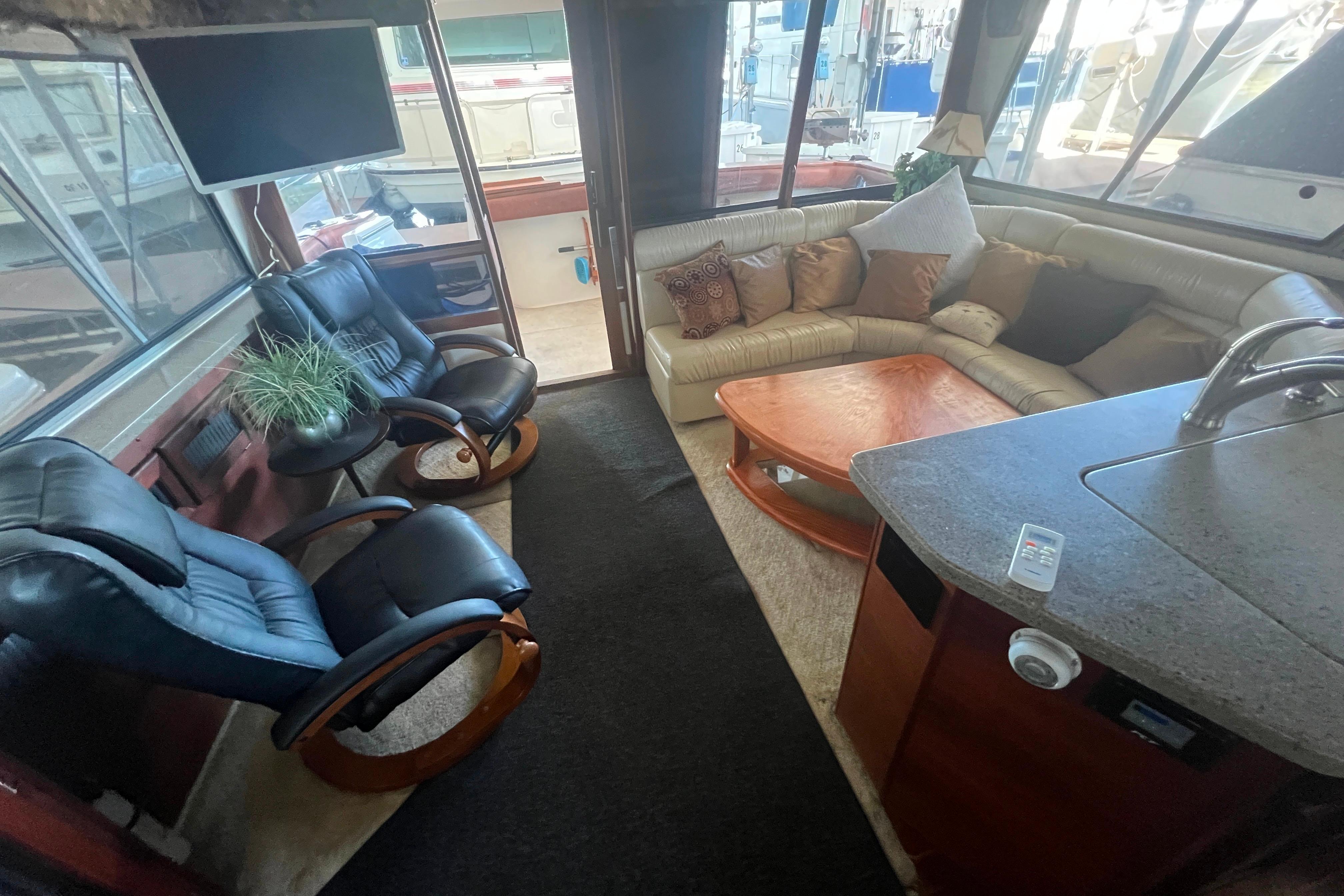 Luxurious interior of 1986 Bayliner 4550 Motoryacht with seating, table, and modern amenities.