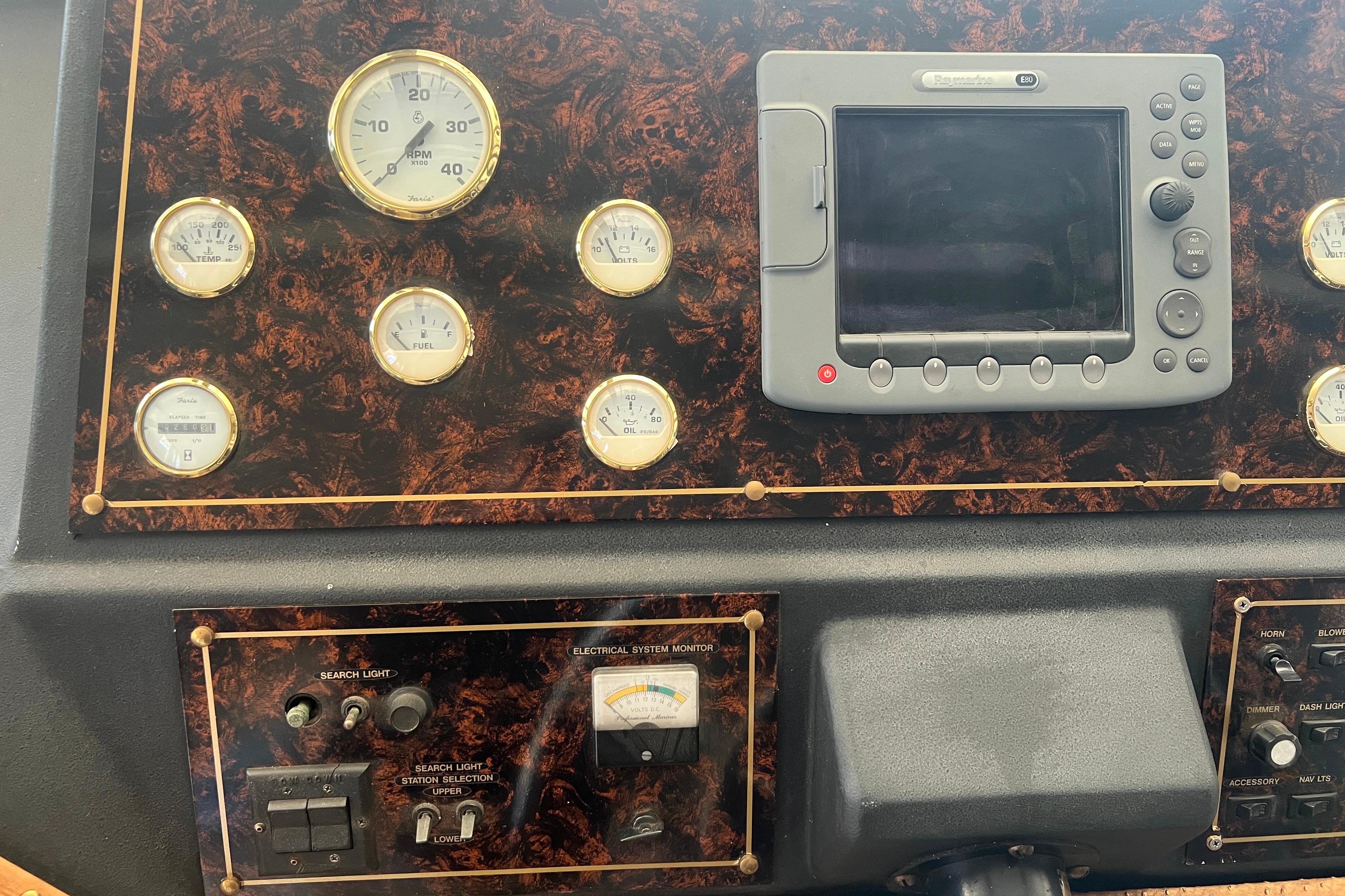 Pilothouse control panel of a 1986 Bayliner 4550 Motoryacht with gauges and navigation equipment.