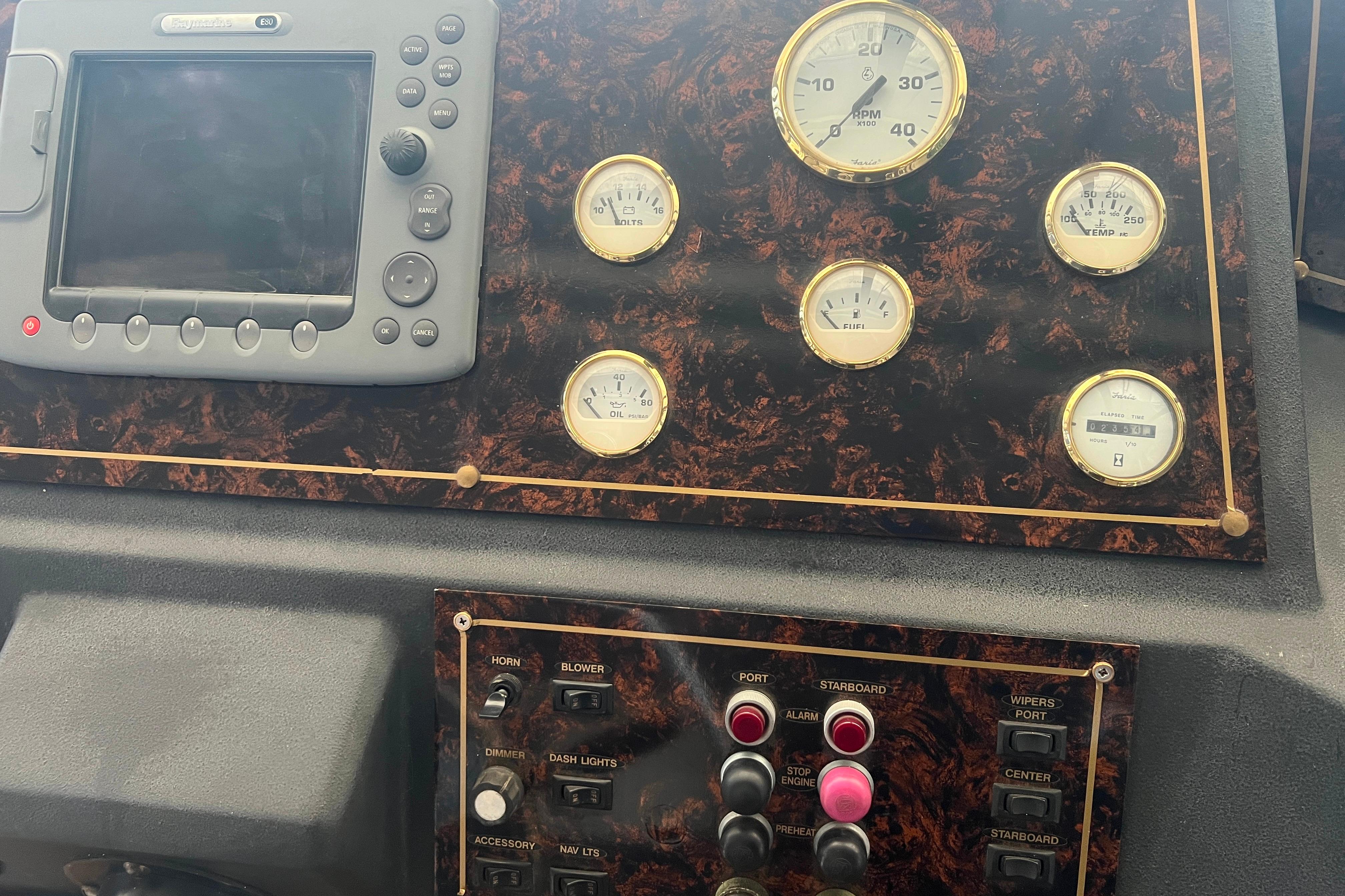 Pilothouse control panel of a 1986 Bayliner 4550 Motoryacht with gauges and navigation equipment.
