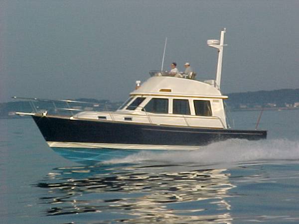 36 FB Sedan, underway at 26 knots