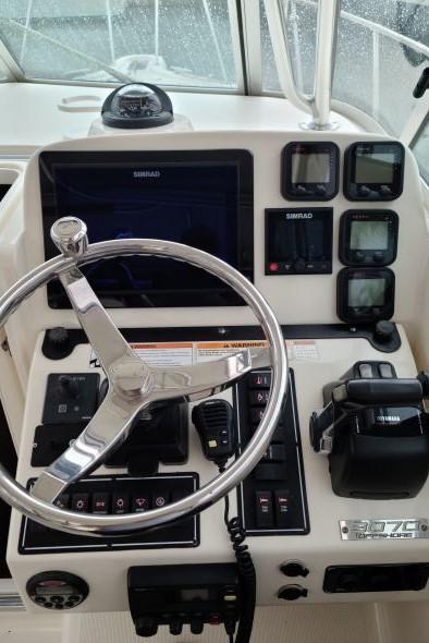 2006 Pursuit 3070 - Helm