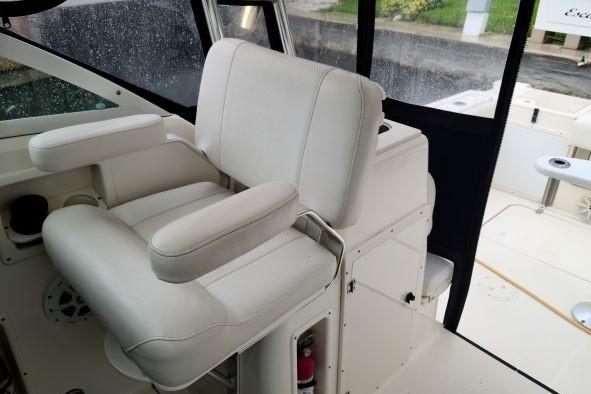 2006 Pursuit 3070 - Cockpit